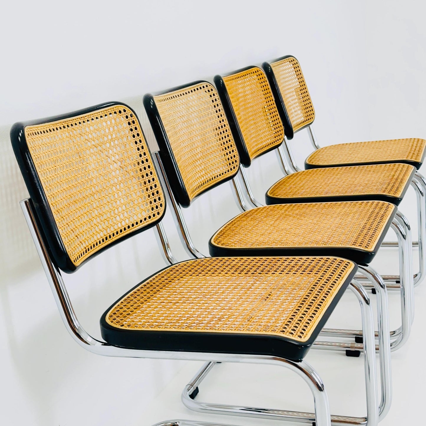 Set of 4 Mid Century Thonet S32 V Cantilever Chairs by Marcel Breuer, Wicker & Beech, Bauhaus Design Germany Thonet 1970s