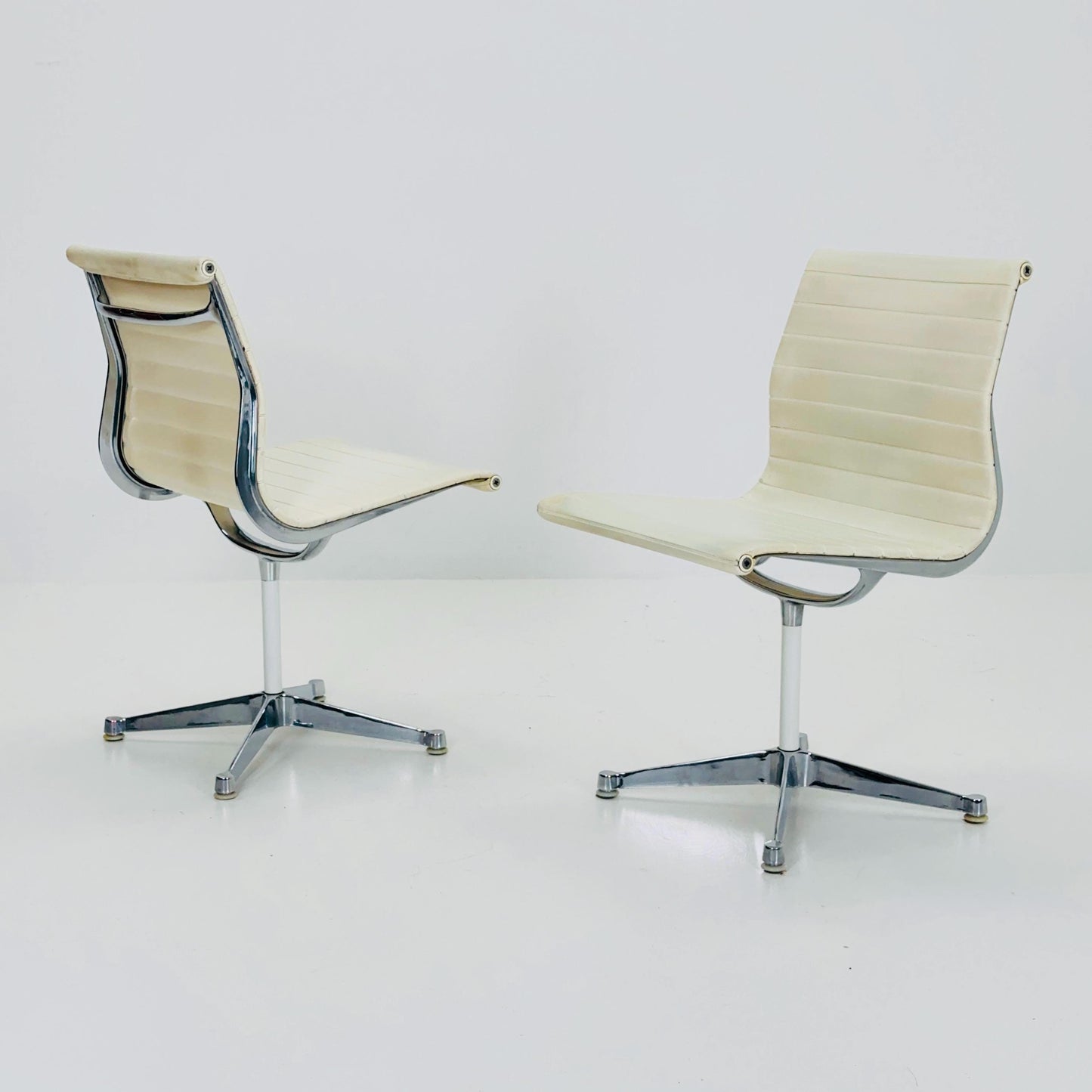 Set of 2 Mid Century EA105 chairs by Charles & Ray Eames for Herman Miller, 1980s USA