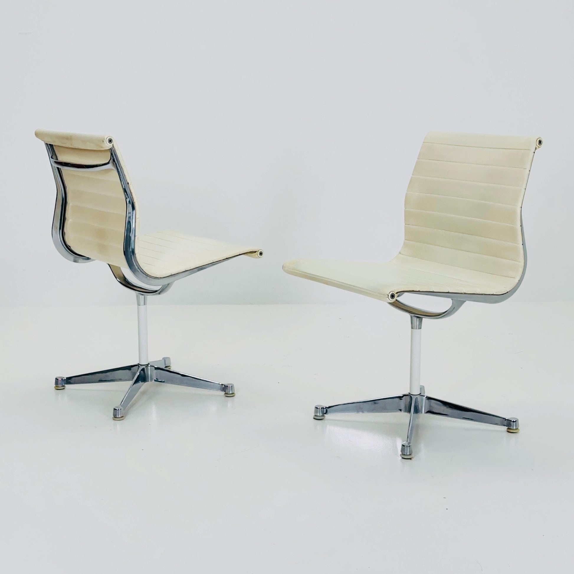 Set of 2 Mid Century EA105 chairs by Charles & Ray Eames for Herman Miller, 1980s USA
