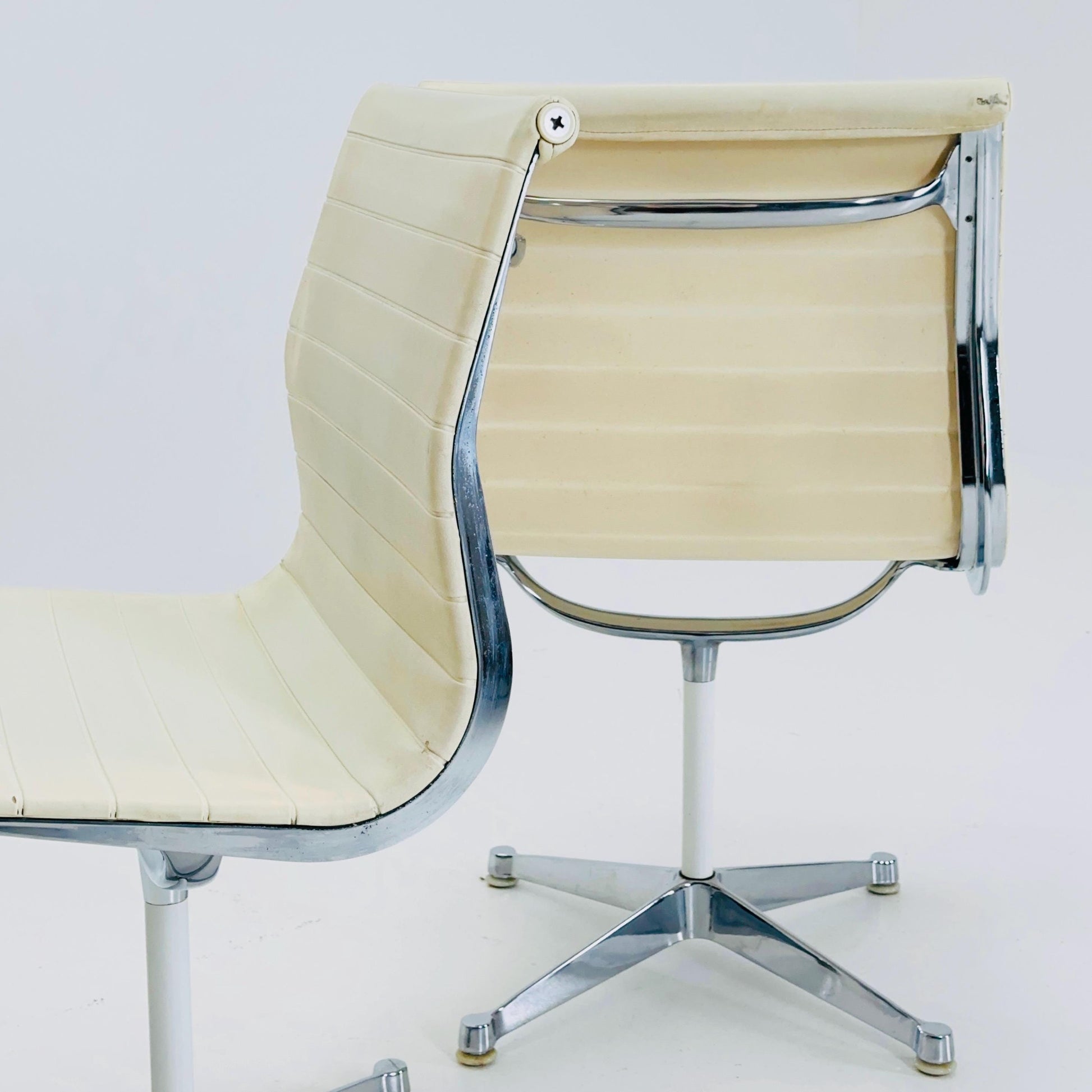 Set of 2 Mid Century EA105 chairs by Charles & Ray Eames for Herman Miller, 1980s USA