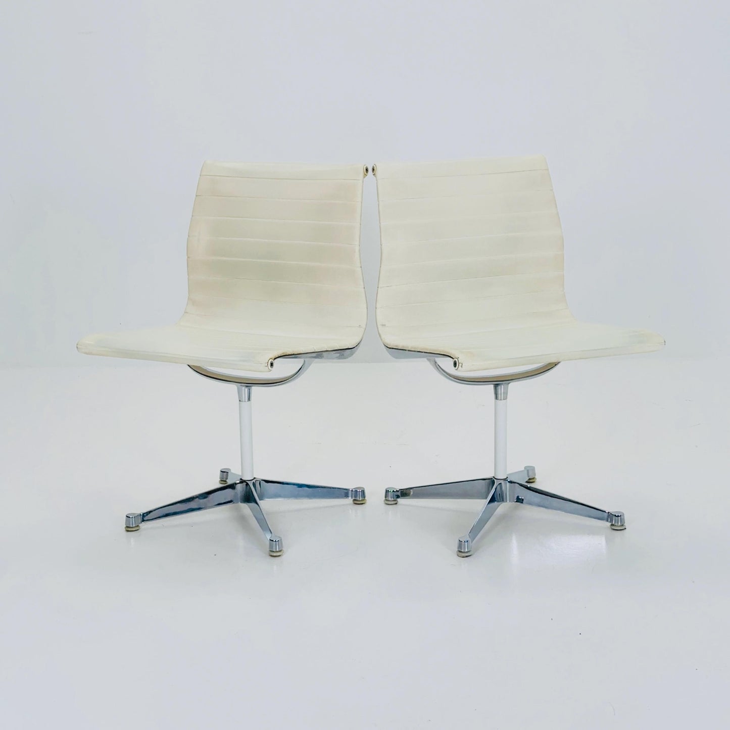 Set of 2 Mid Century EA105 chairs by Charles & Ray Eames for Herman Miller, 1980s USA