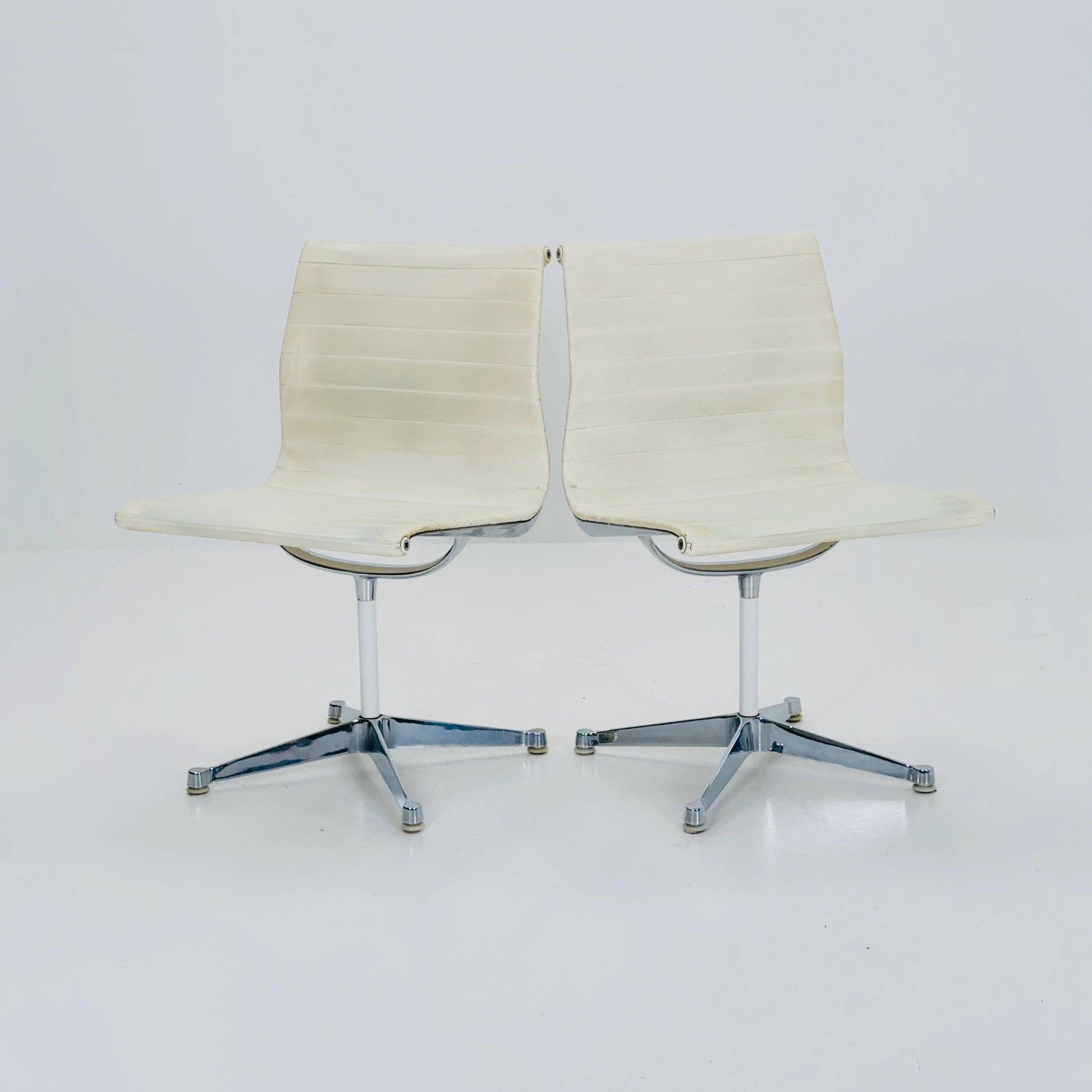 Set of 2 Mid Century EA105 chairs by Charles & Ray Eames for Herman Miller, 1980s USA