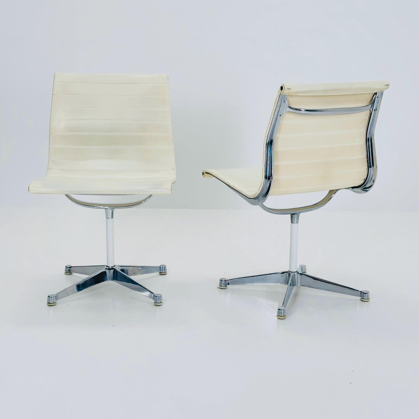 Set of 2 Mid Century EA105 chairs by Charles & Ray Eames for Herman Miller, 1980s USA