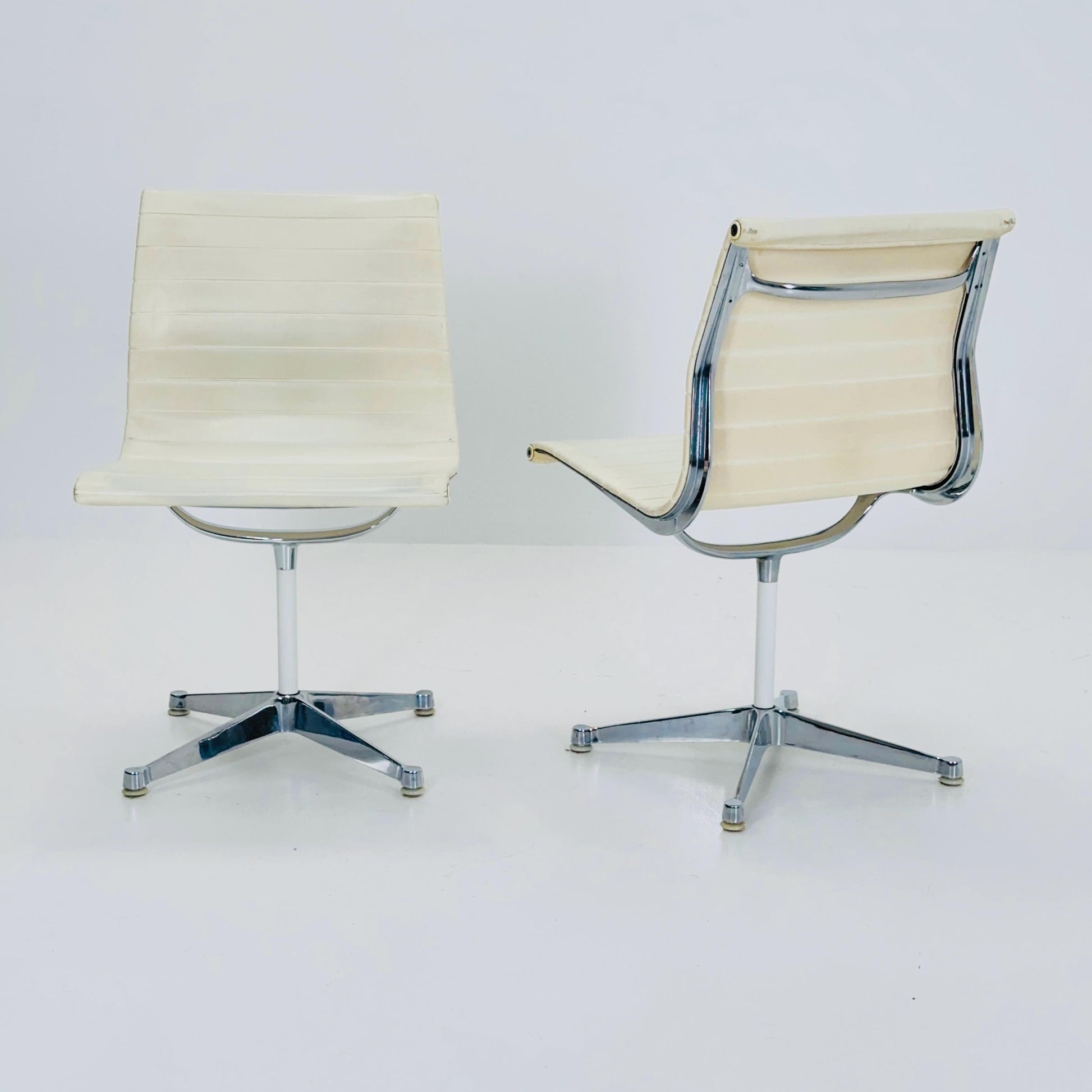 Set of 2 Mid Century EA105 chairs by Charles & Ray Eames for Herman Miller, 1980s USA