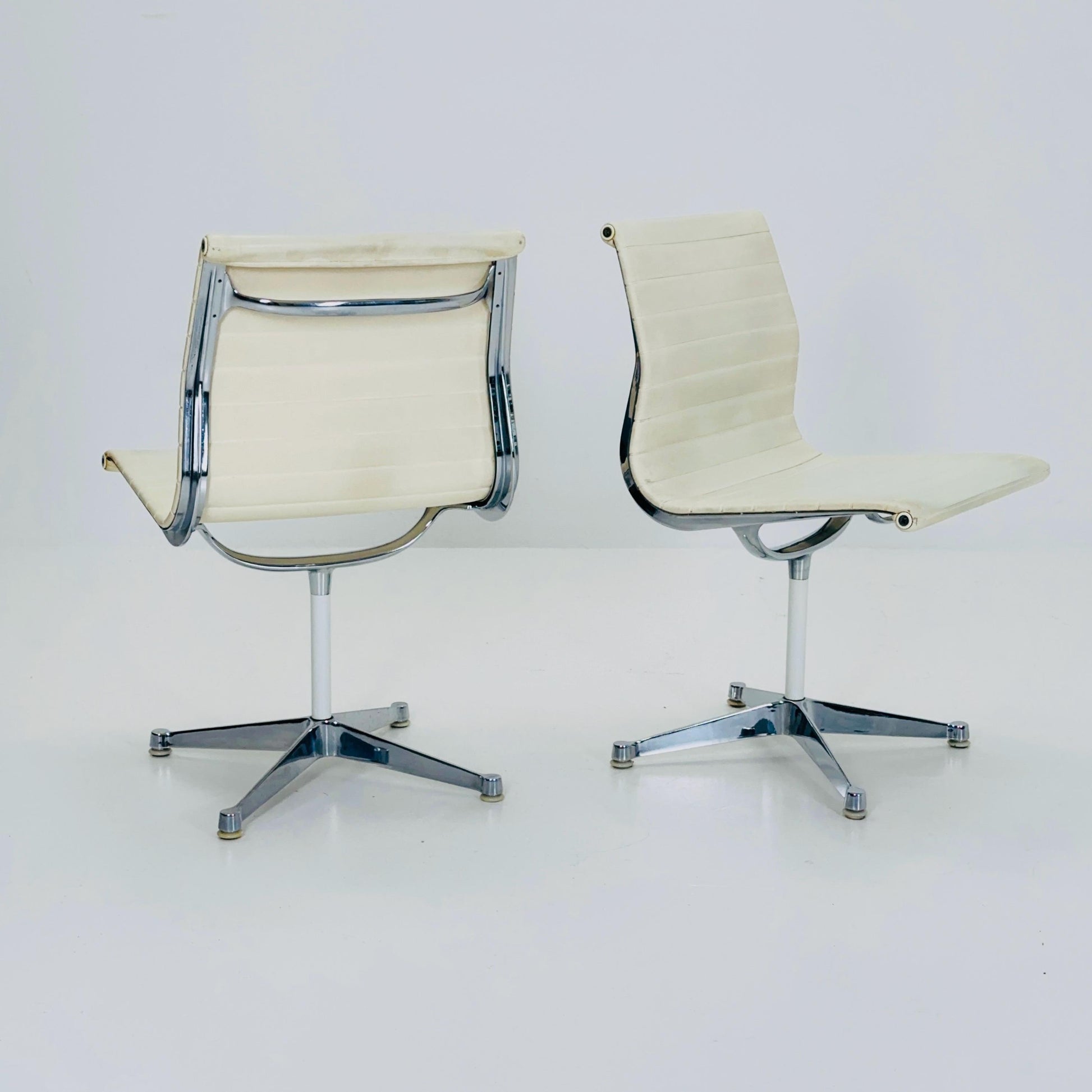 Set of 2 Mid Century EA105 chairs by Charles & Ray Eames for Herman Miller, 1980s USA