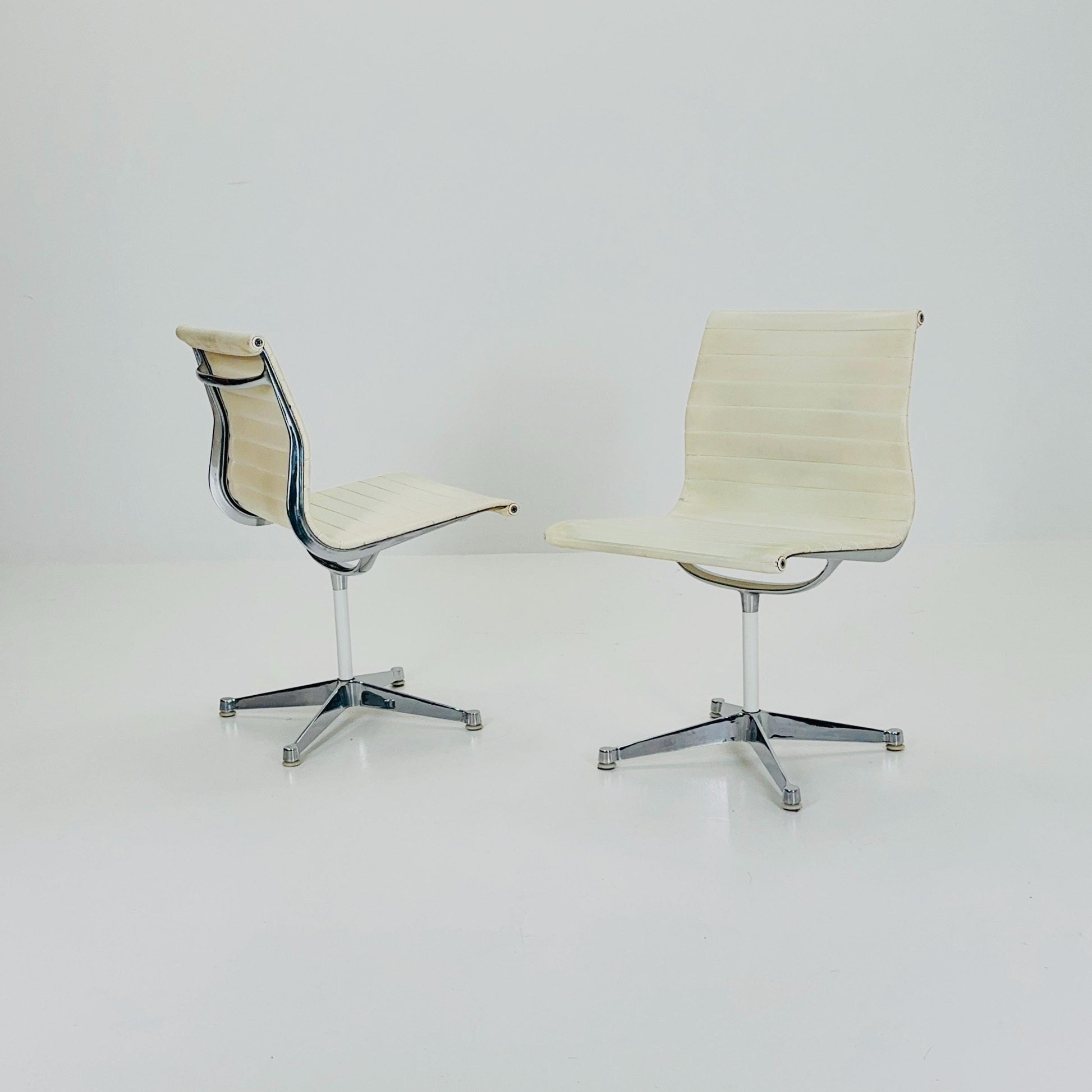 Set of 2 Mid Century EA105 chairs by Charles & Ray Eames for Herman Miller, 1980s USA