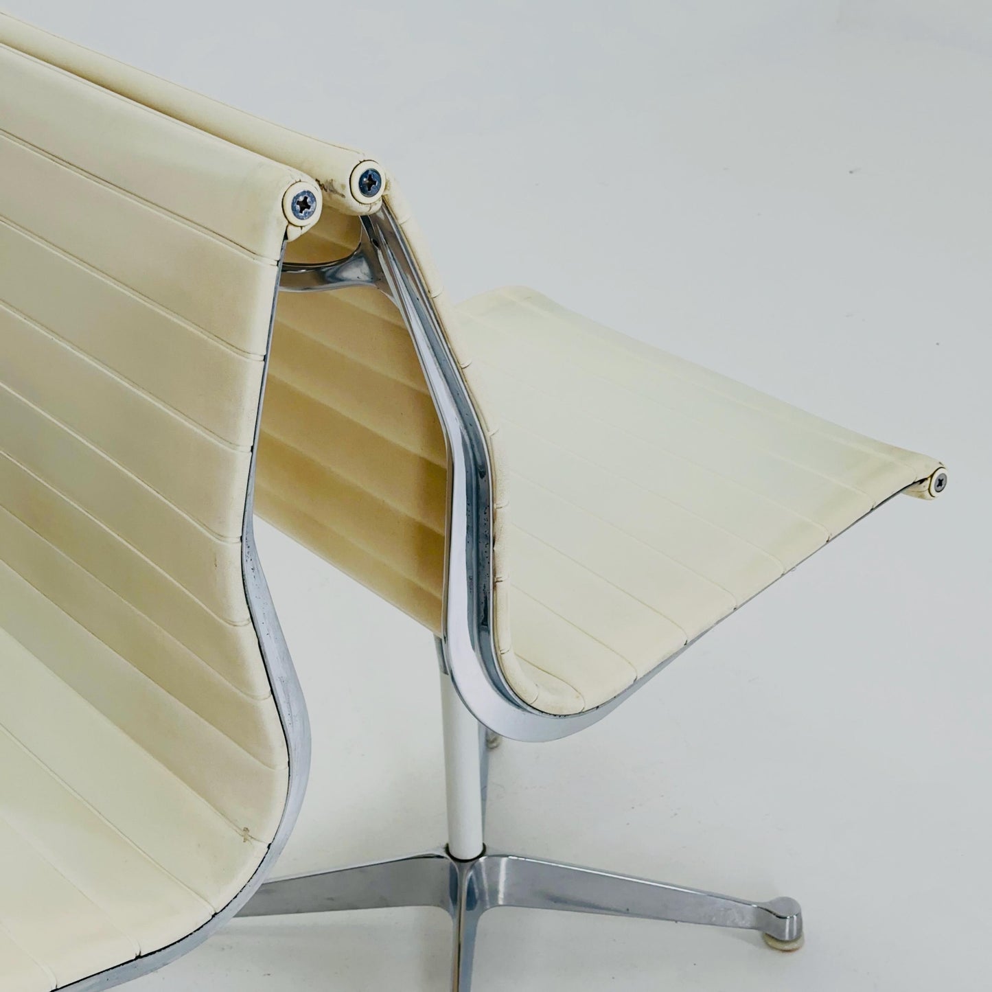 Set of 2 Mid Century EA105 chairs by Charles & Ray Eames for Herman Miller, 1980s USA