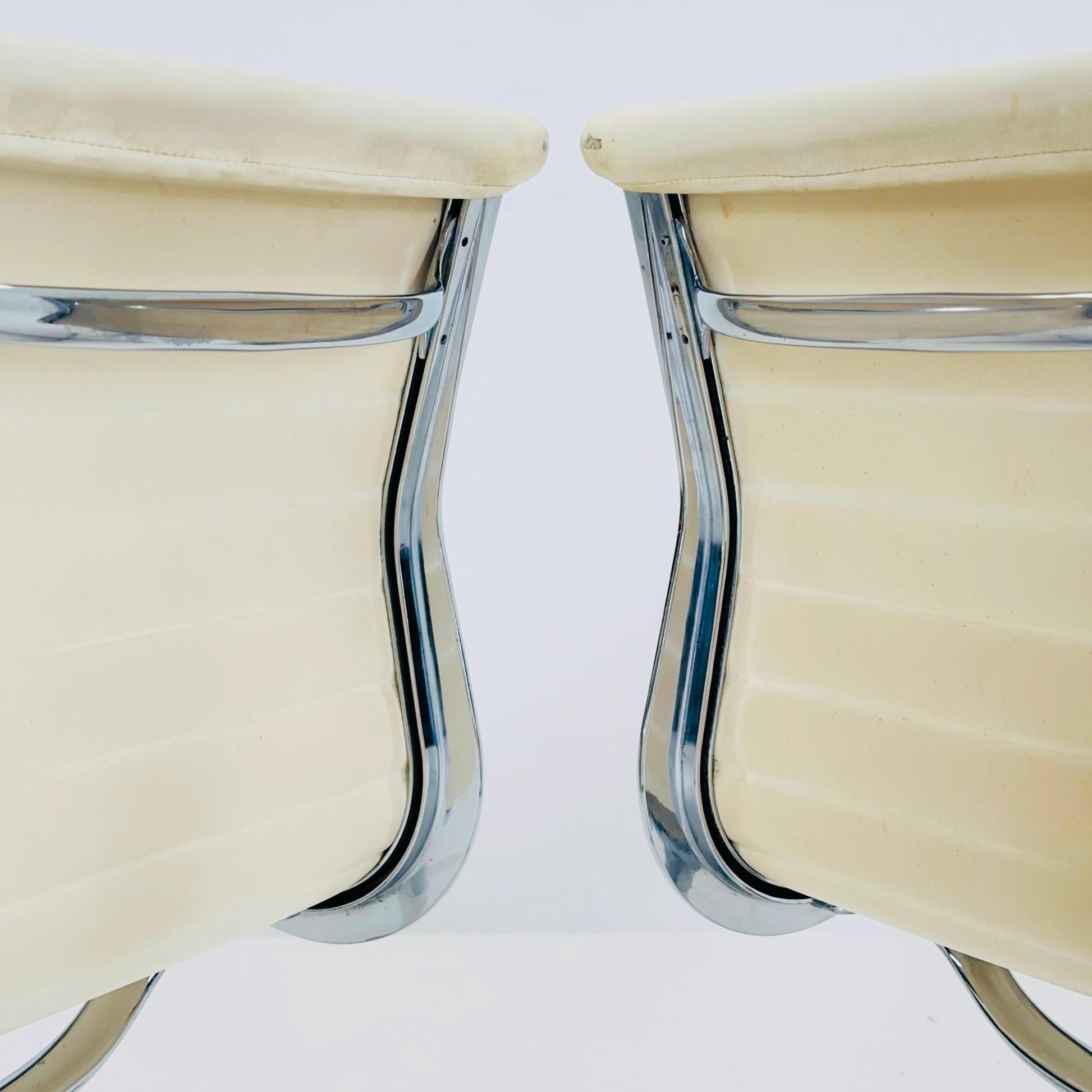 Set of 2 Mid Century EA105 chairs by Charles & Ray Eames for Herman Miller, 1980s USA