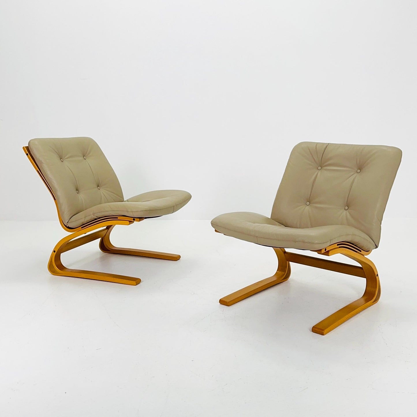 Set of 2 Mid century Norwegian Kengu leather lounge chairs by Elsa & Nordahl Solheim for Rybo Rykken - 1970s Norway