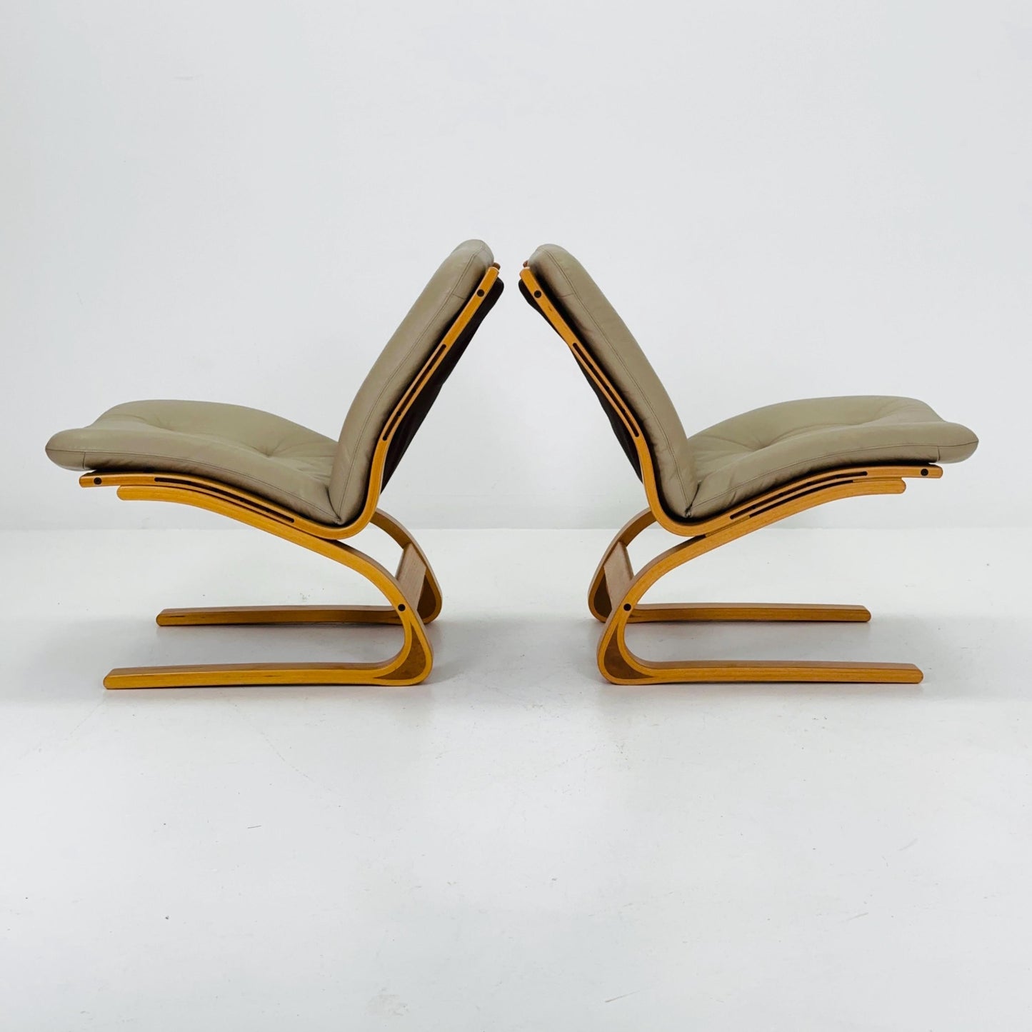 Set of 2 Mid century Norwegian Kengu leather lounge chairs by Elsa & Nordahl Solheim for Rybo Rykken - 1970s Norway