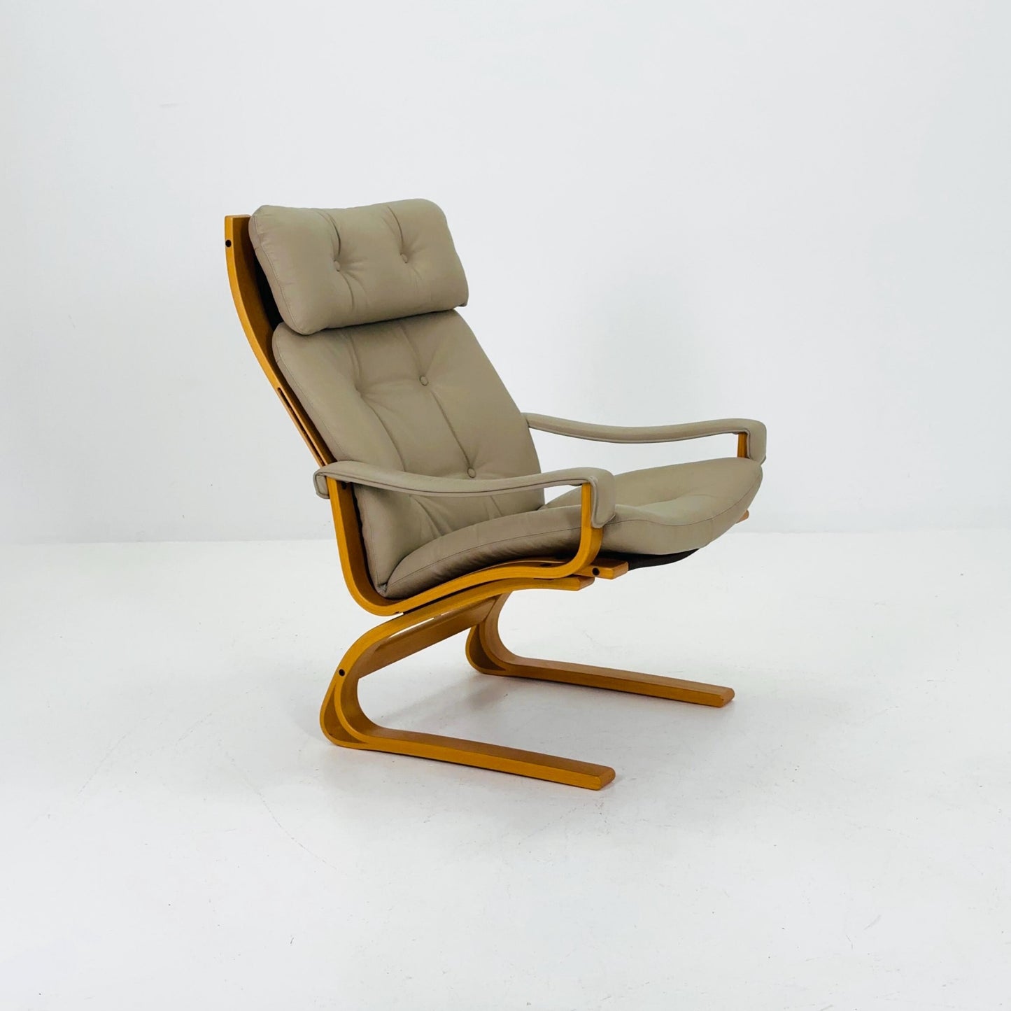 Mid century Norwegian Kengu leather high back lounge chair by Elsa & Nordahl Solheim for Rybo Rykken - 1970s Norway