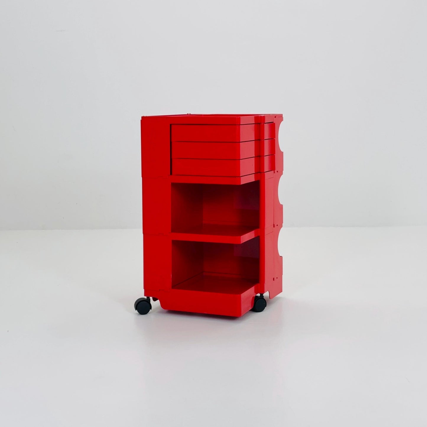Rare Space Age red Boby storage trolley by Joe Colombo for Bieffeplast Italy 1970s
