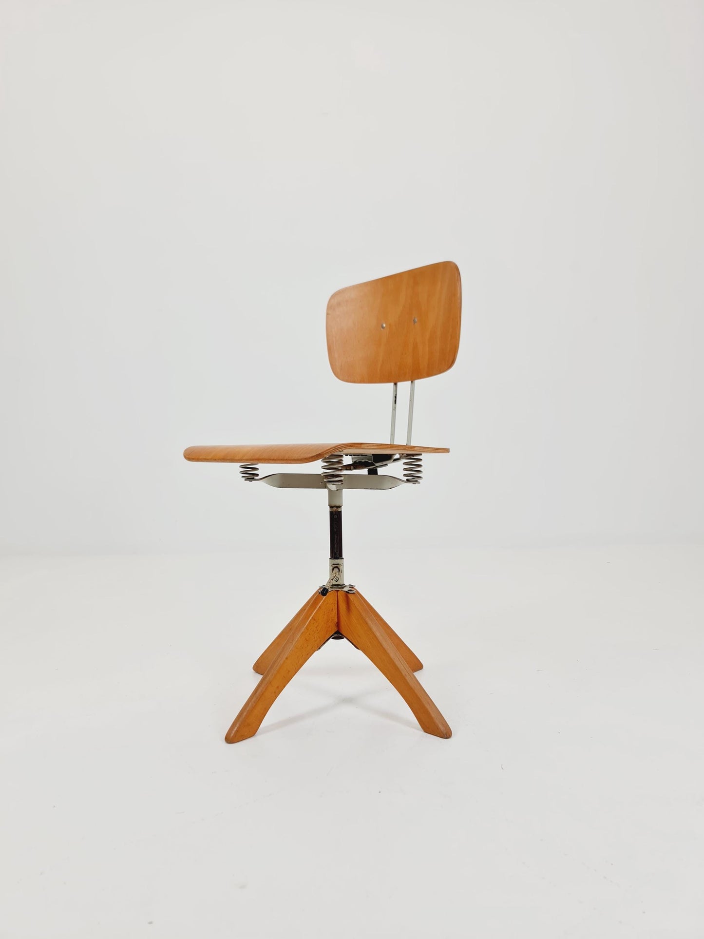 Bauhaus swivel office chair in solid wood By Margarete Klöber for Polster Gleich 1930s