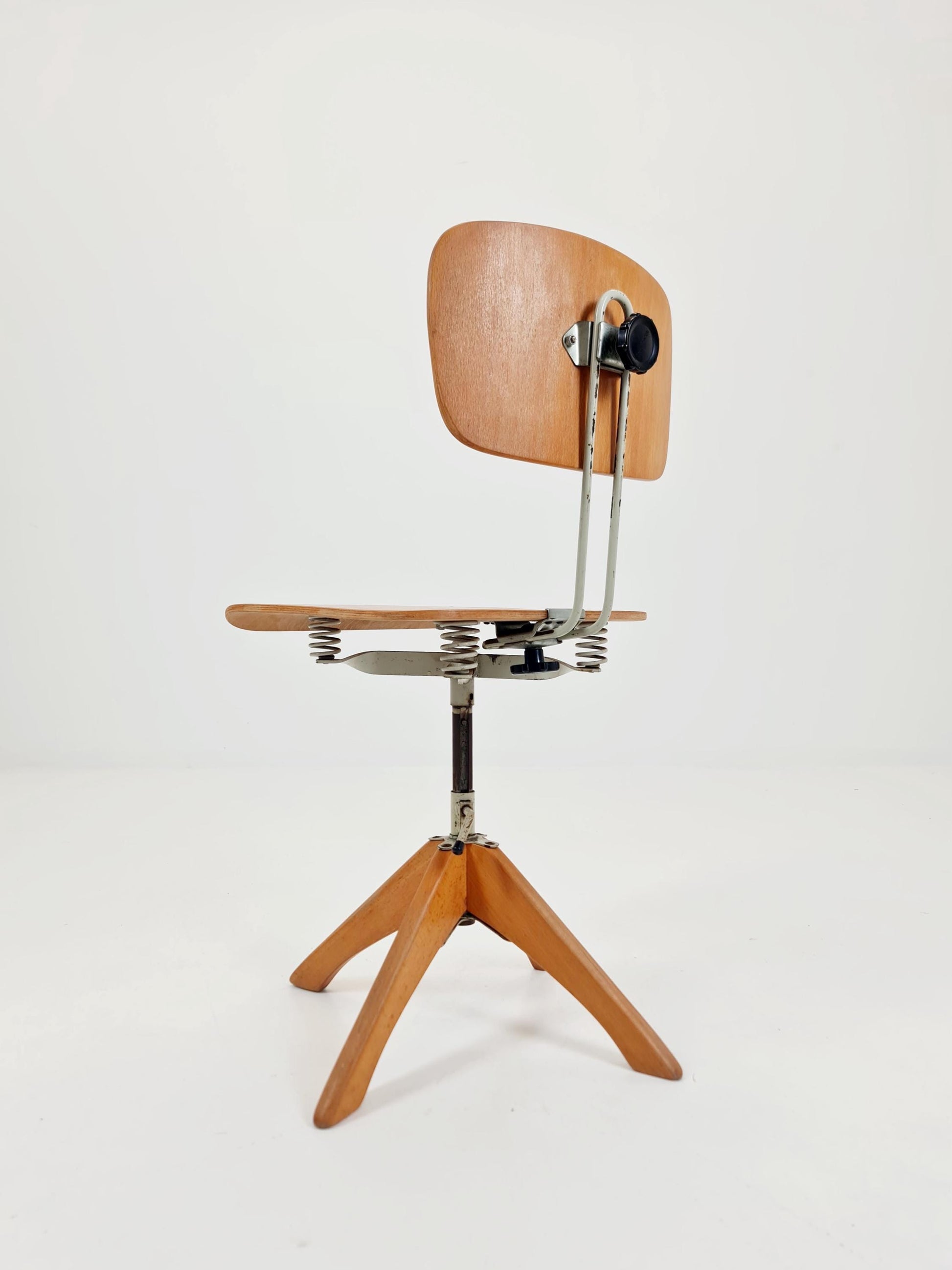 Bauhaus swivel office chair in solid wood By Margarete Klöber for Polster Gleich 1930s