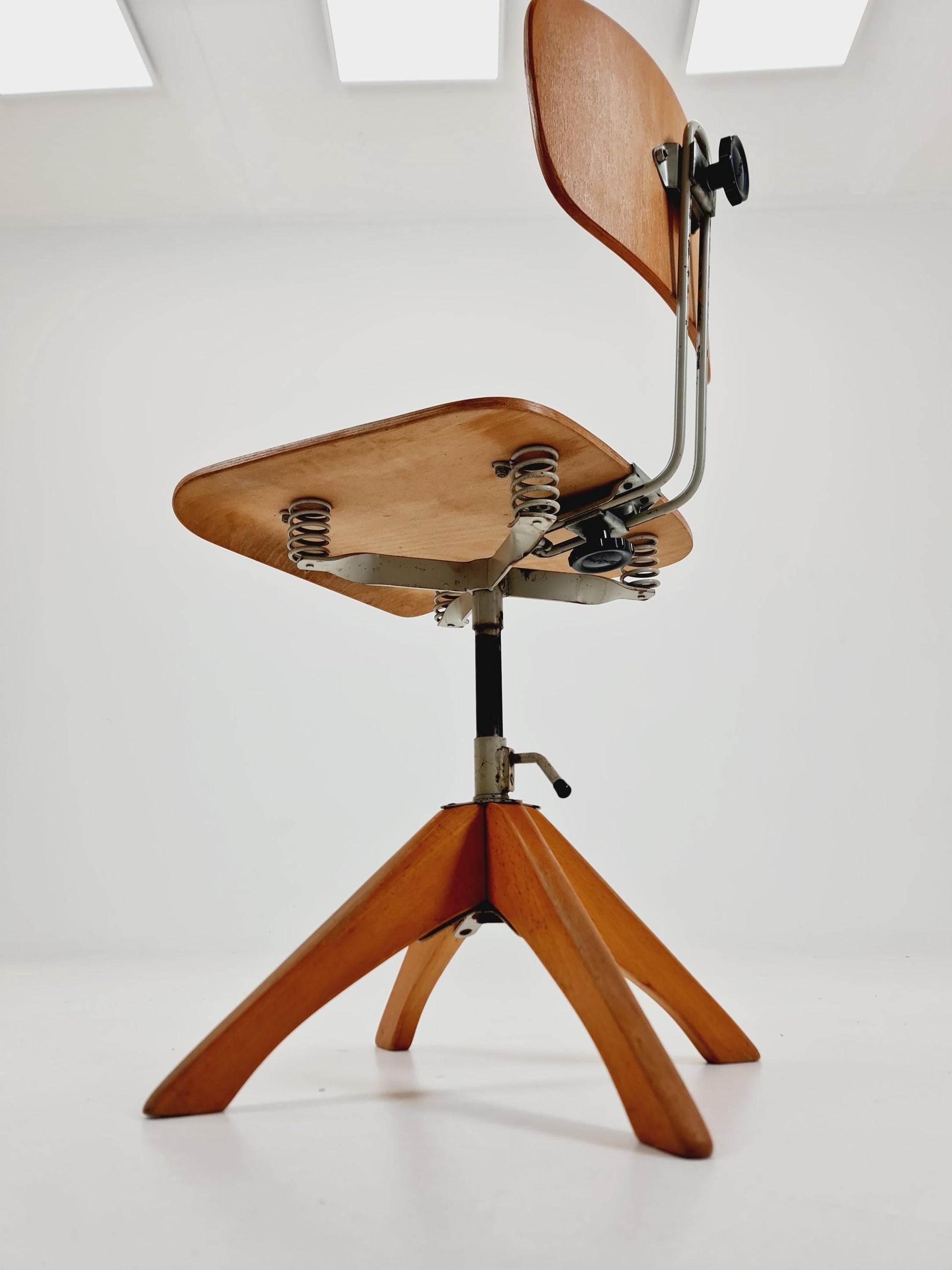 Bauhaus swivel office chair in solid wood By Margarete Klöber for Polster Gleich 1930s