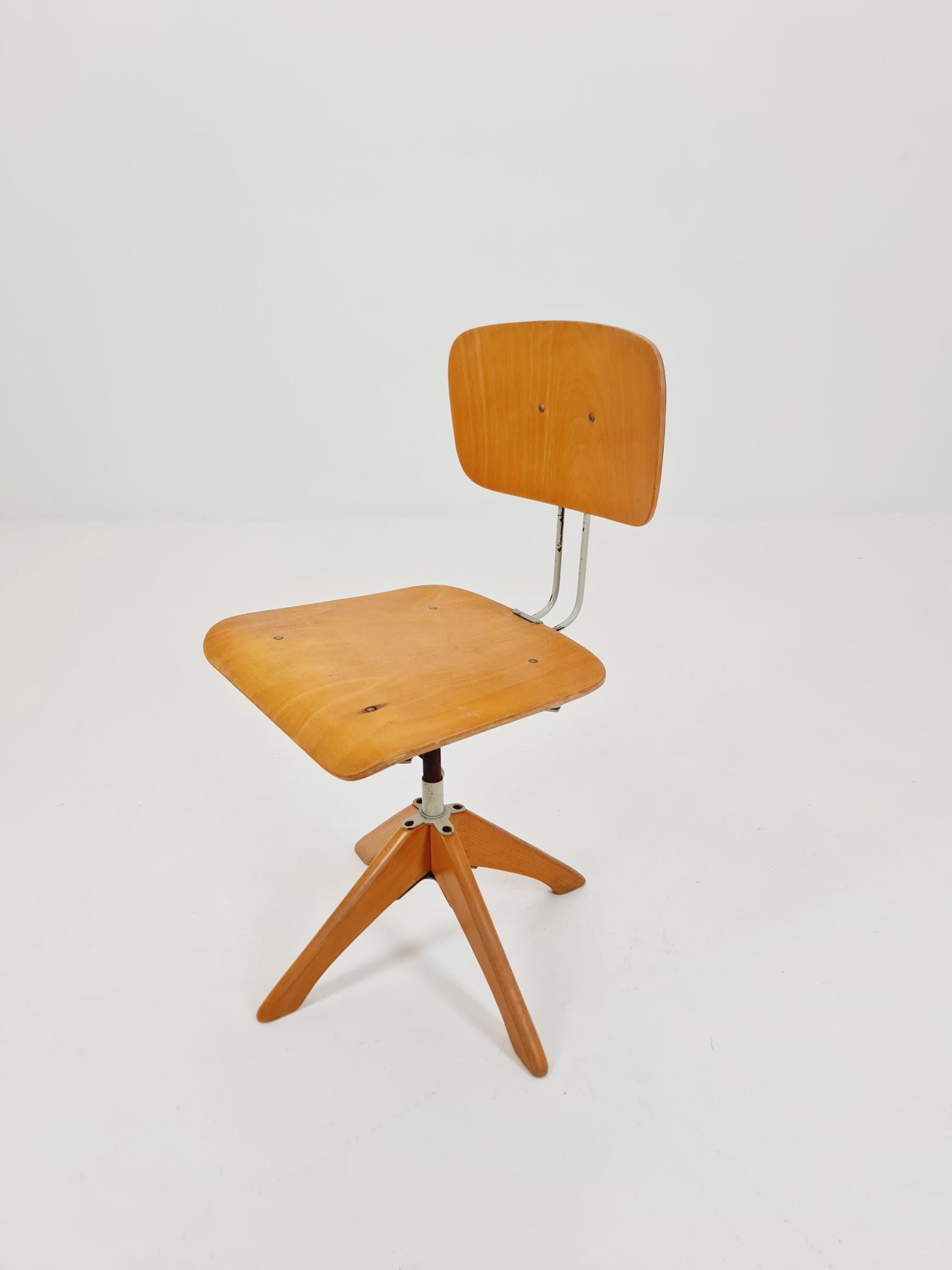 Bauhaus swivel office chair in solid wood By Margarete Klöber for Polster Gleich 1930s
