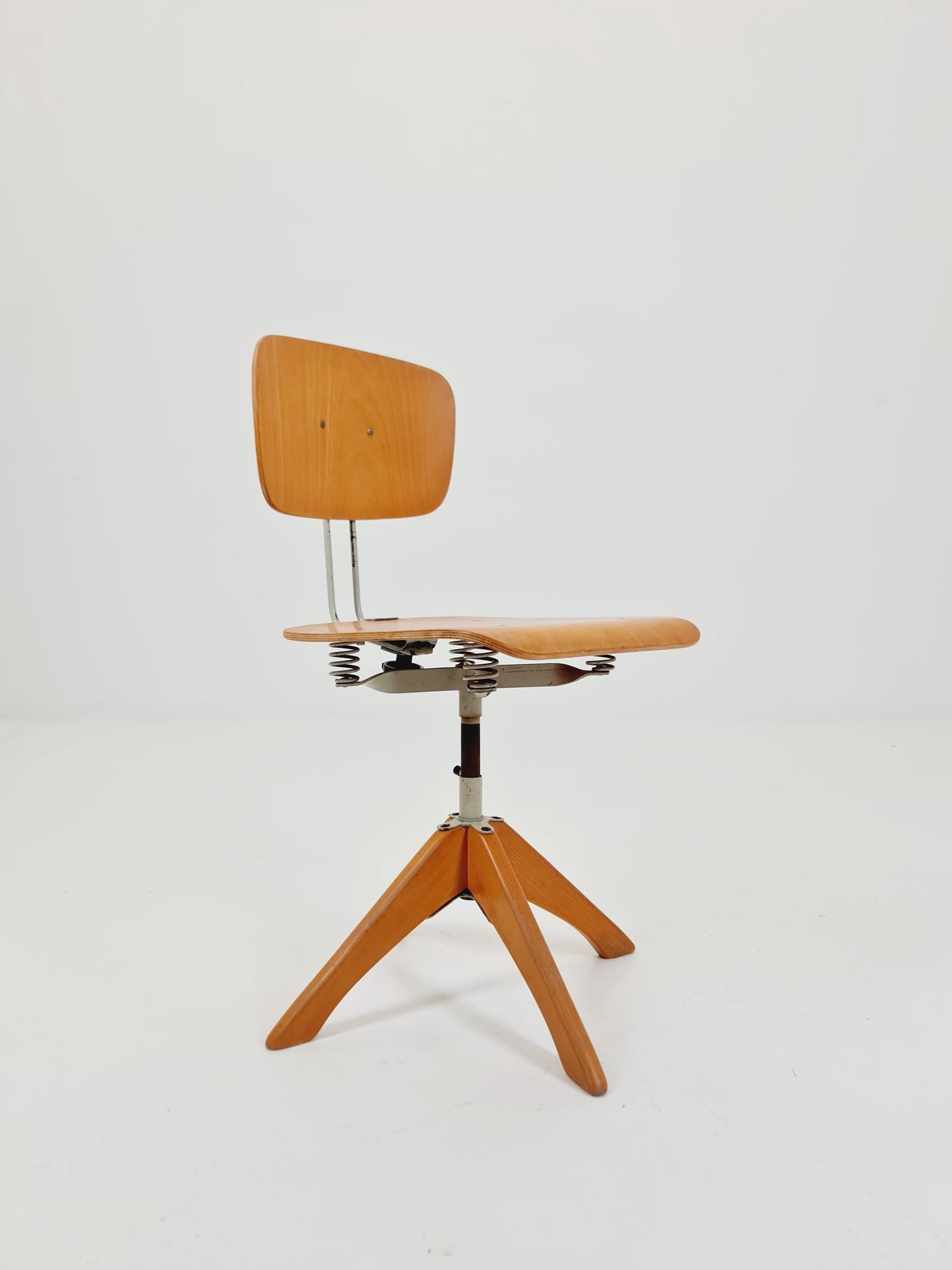 Bauhaus swivel office chair in solid wood By Margarete Klöber for Polster Gleich 1930s
