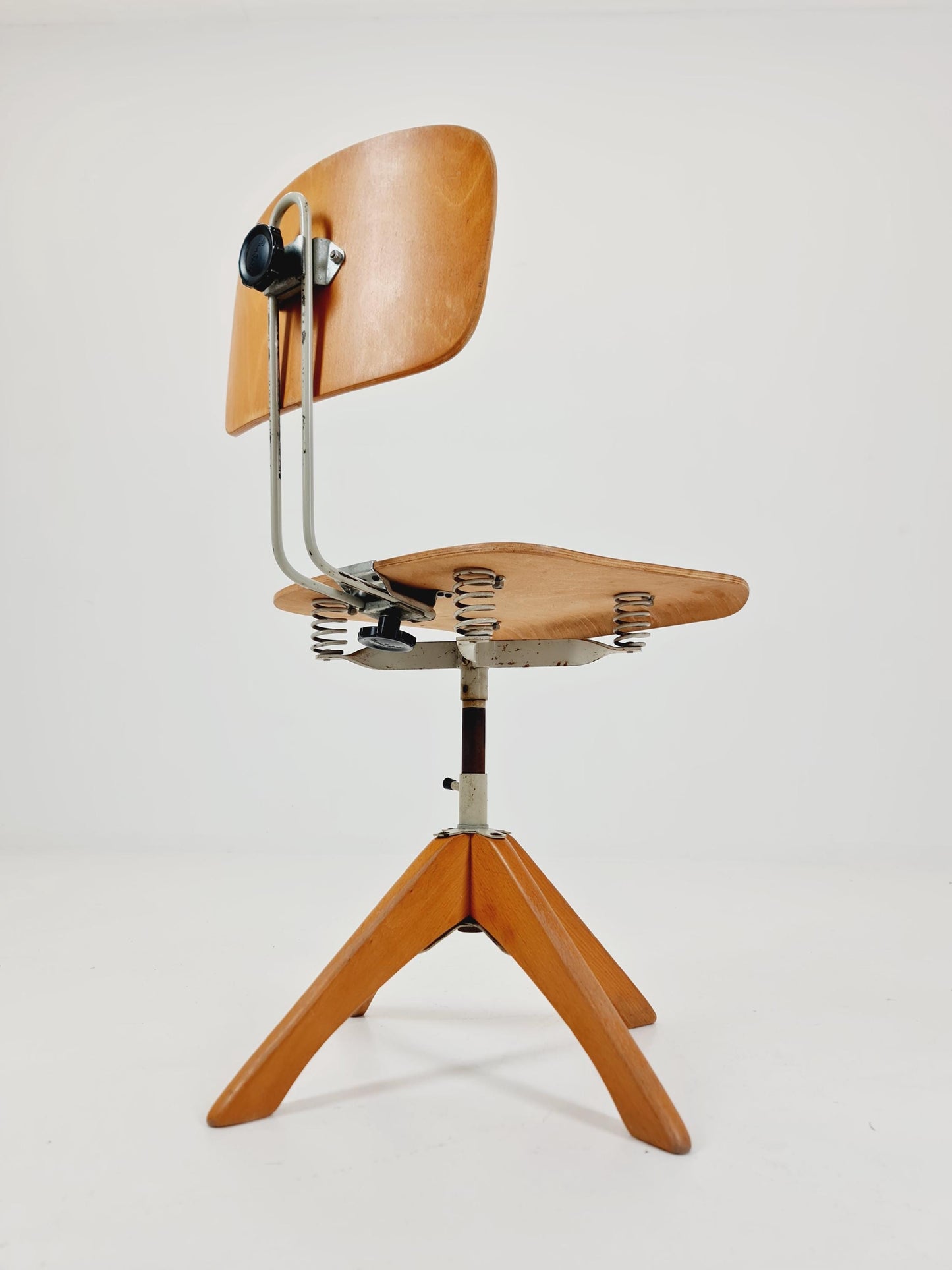 Bauhaus swivel office chair in solid wood By Margarete Klöber for Polster Gleich 1930s