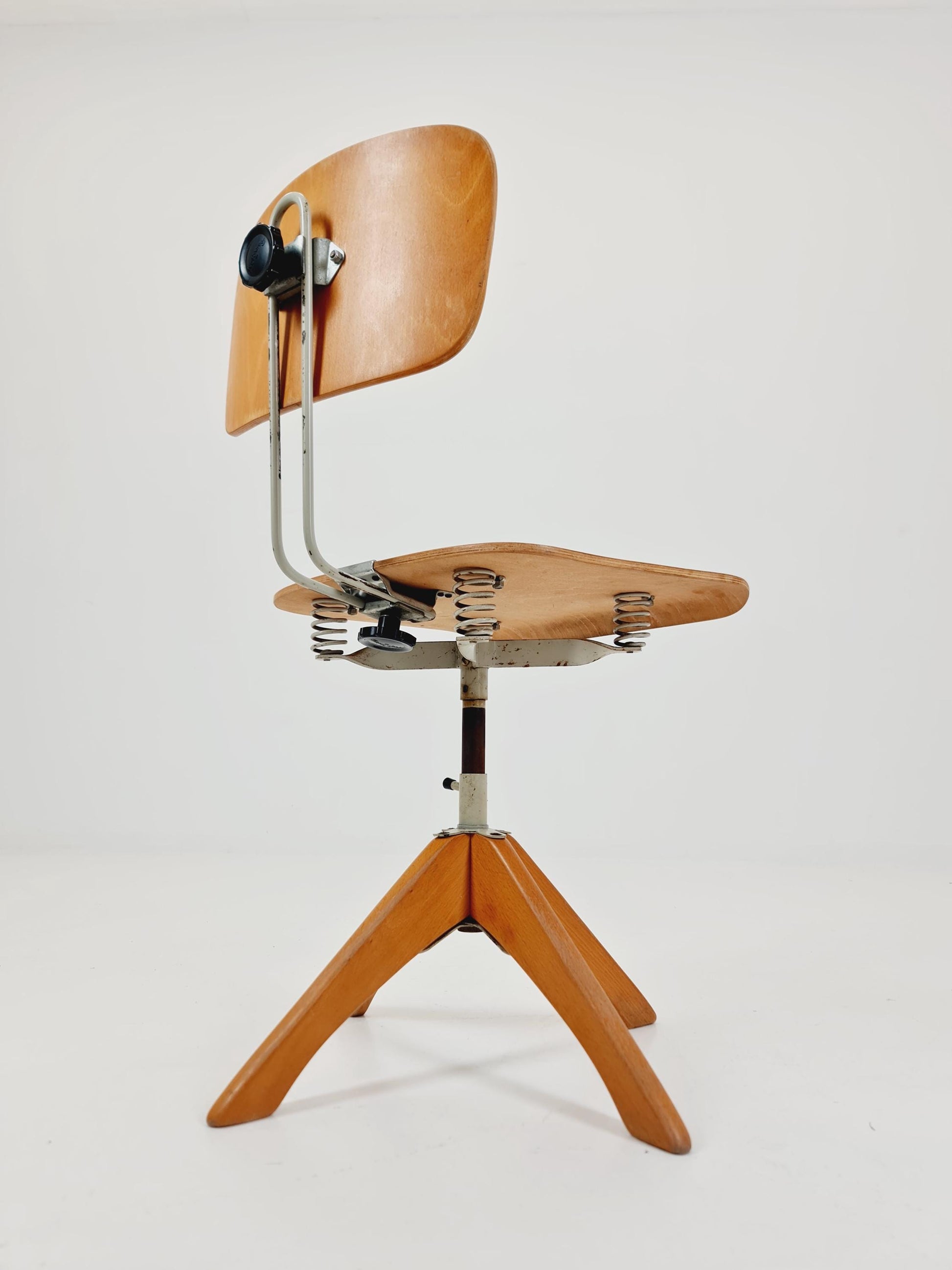 Bauhaus swivel office chair in solid wood By Margarete Klöber for Polster Gleich 1930s