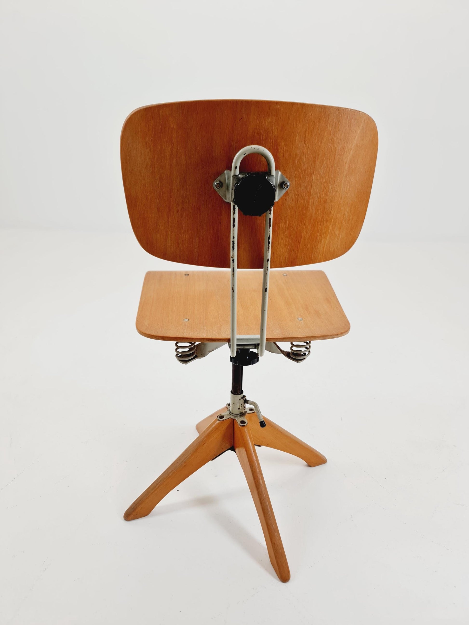 Bauhaus swivel office chair in solid wood By Margarete Klöber for Polster Gleich 1930s