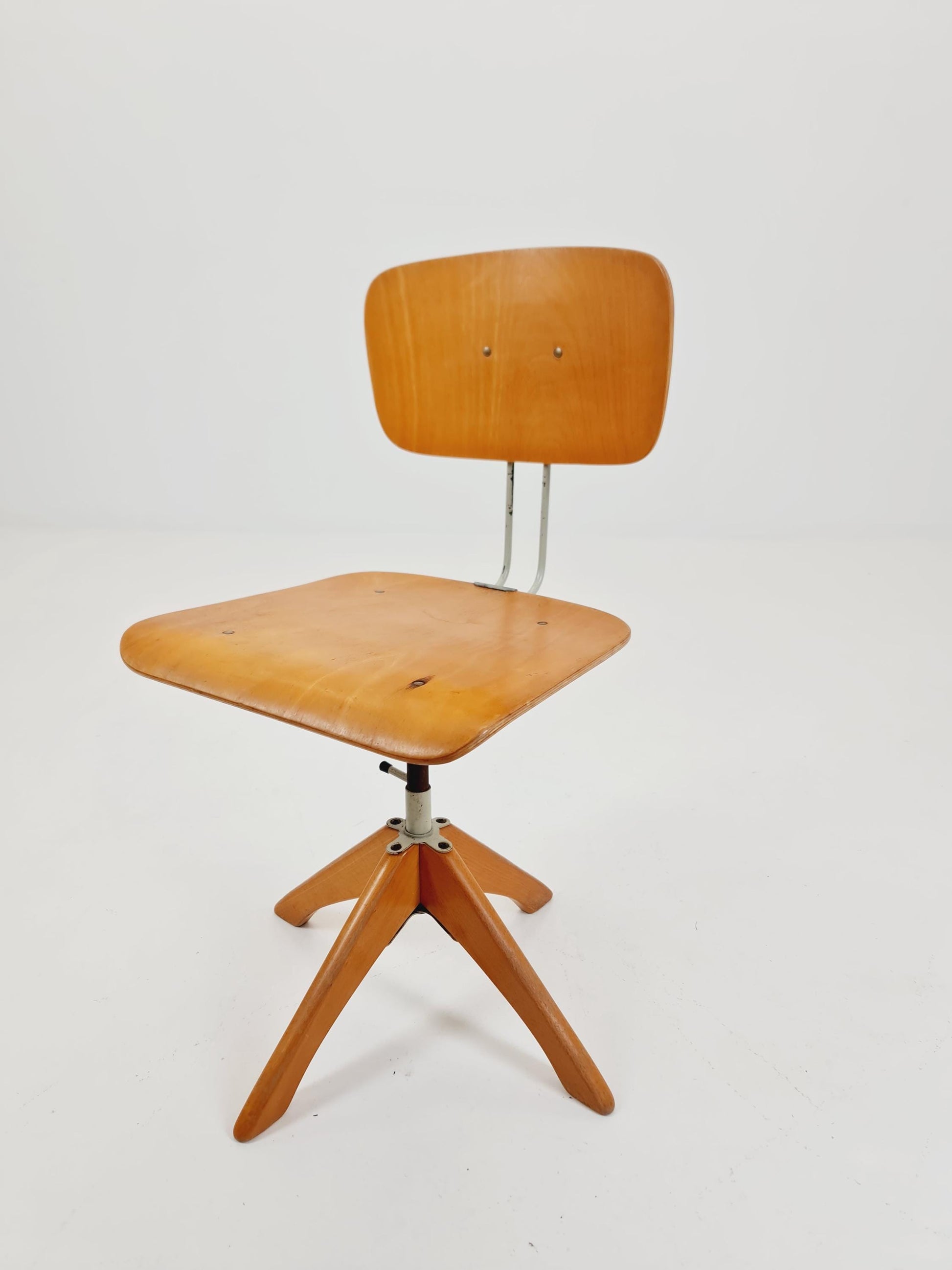 Bauhaus swivel office chair in solid wood By Margarete Klöber for Polster Gleich 1930s