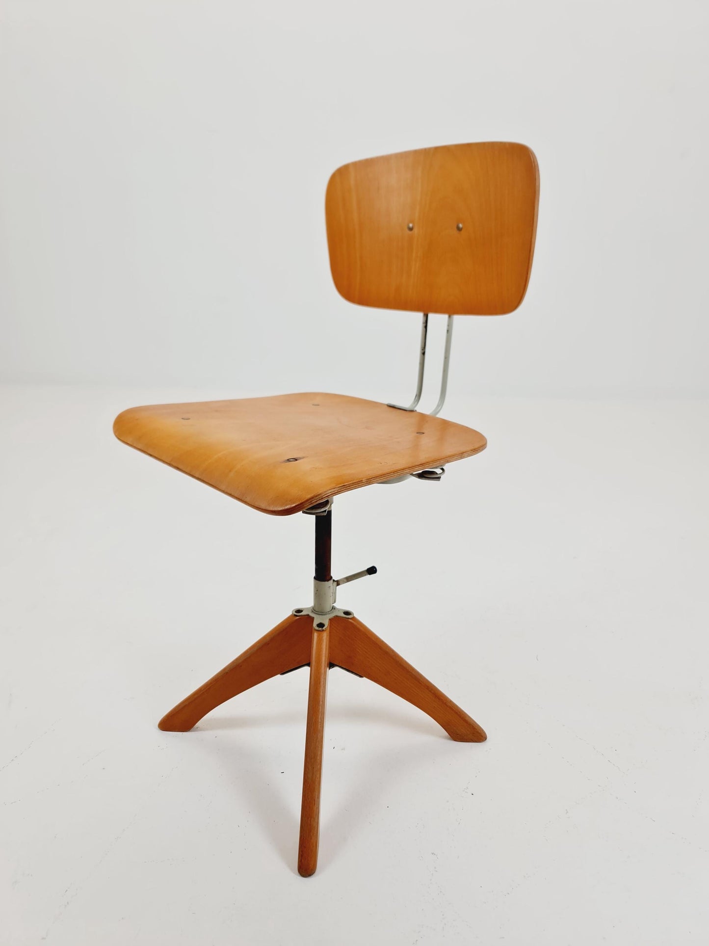 Bauhaus swivel office chair in solid wood By Margarete Klöber for Polster Gleich 1930s