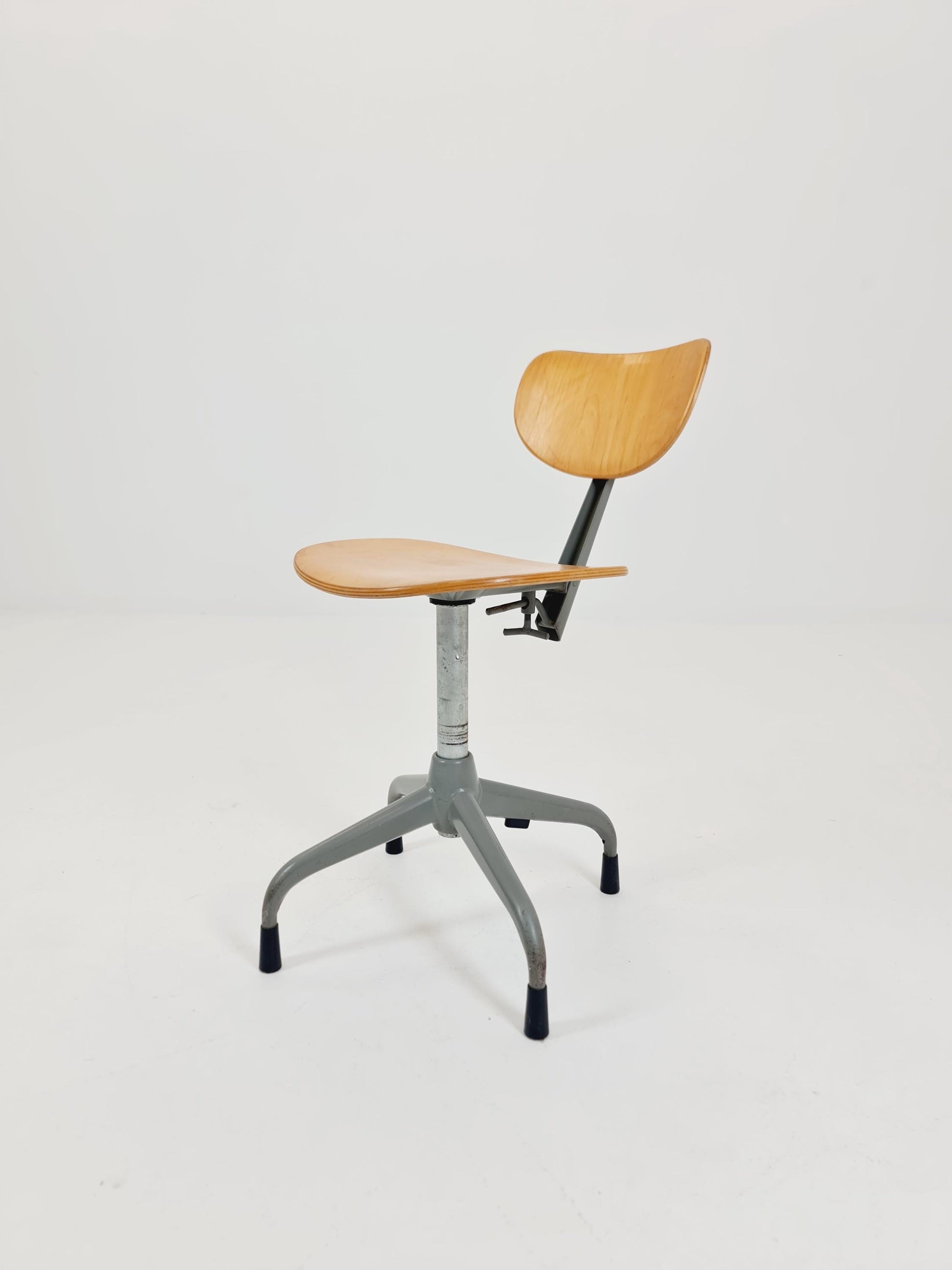 Bauhaus Swedish swivel office chair in solid wood By Verkstads Lindqvist Motala ,1930s