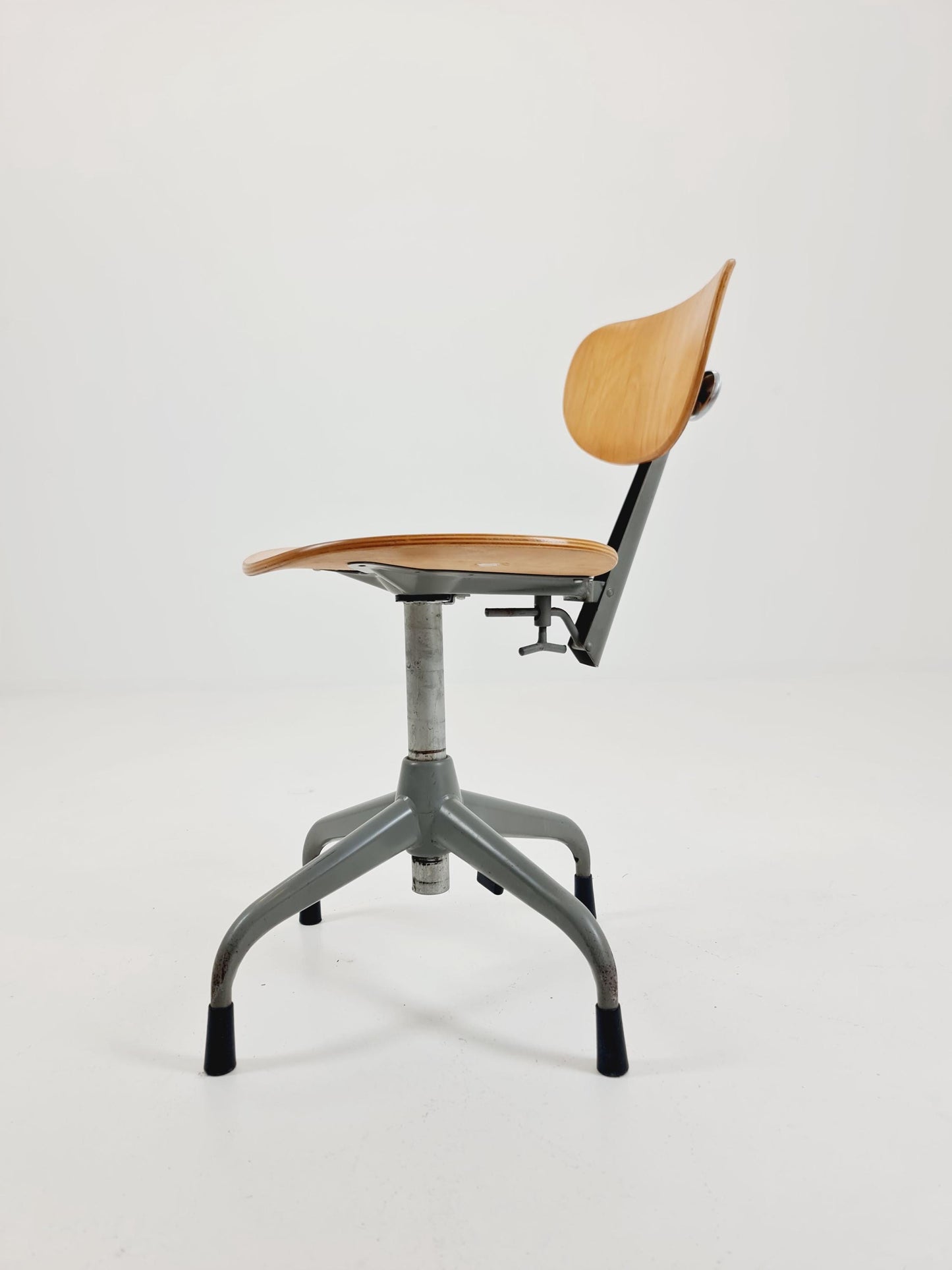 Bauhaus Swedish swivel office chair in solid wood By Verkstads Lindqvist Motala ,1930s