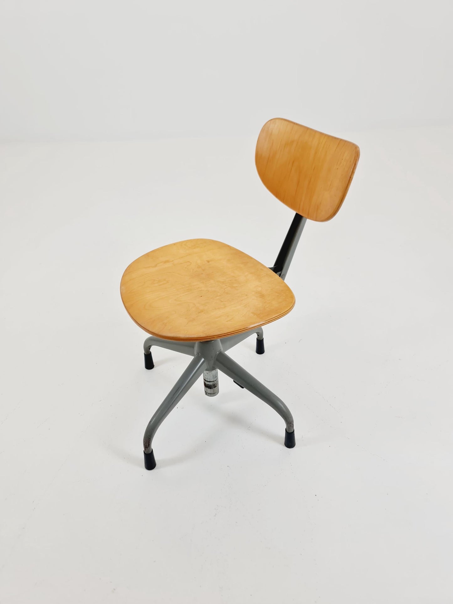 Bauhaus Swedish swivel office chair in solid wood By Verkstads Lindqvist Motala ,1930s