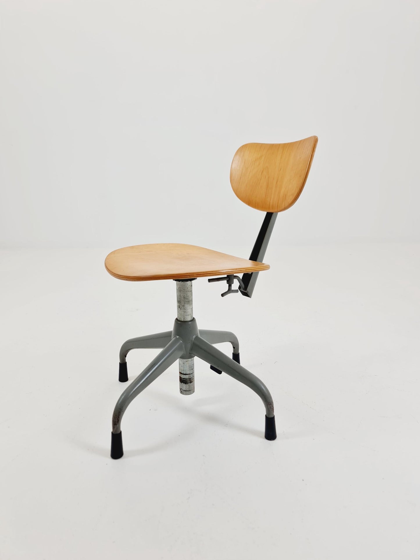 Bauhaus Swedish swivel office chair in solid wood By Verkstads Lindqvist Motala ,1930s