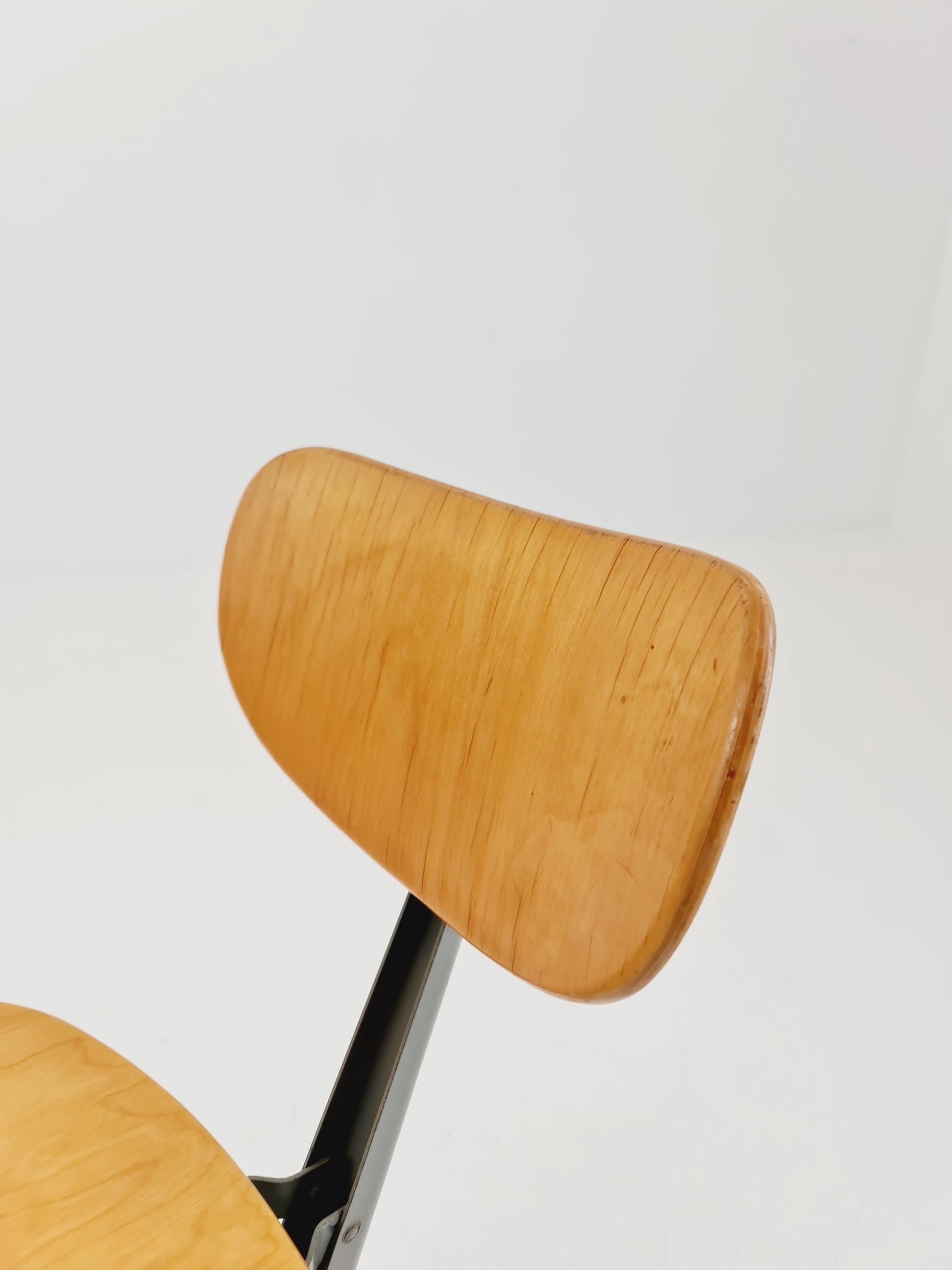 Bauhaus Swedish swivel office chair in solid wood By Verkstads Lindqvist Motala ,1930s