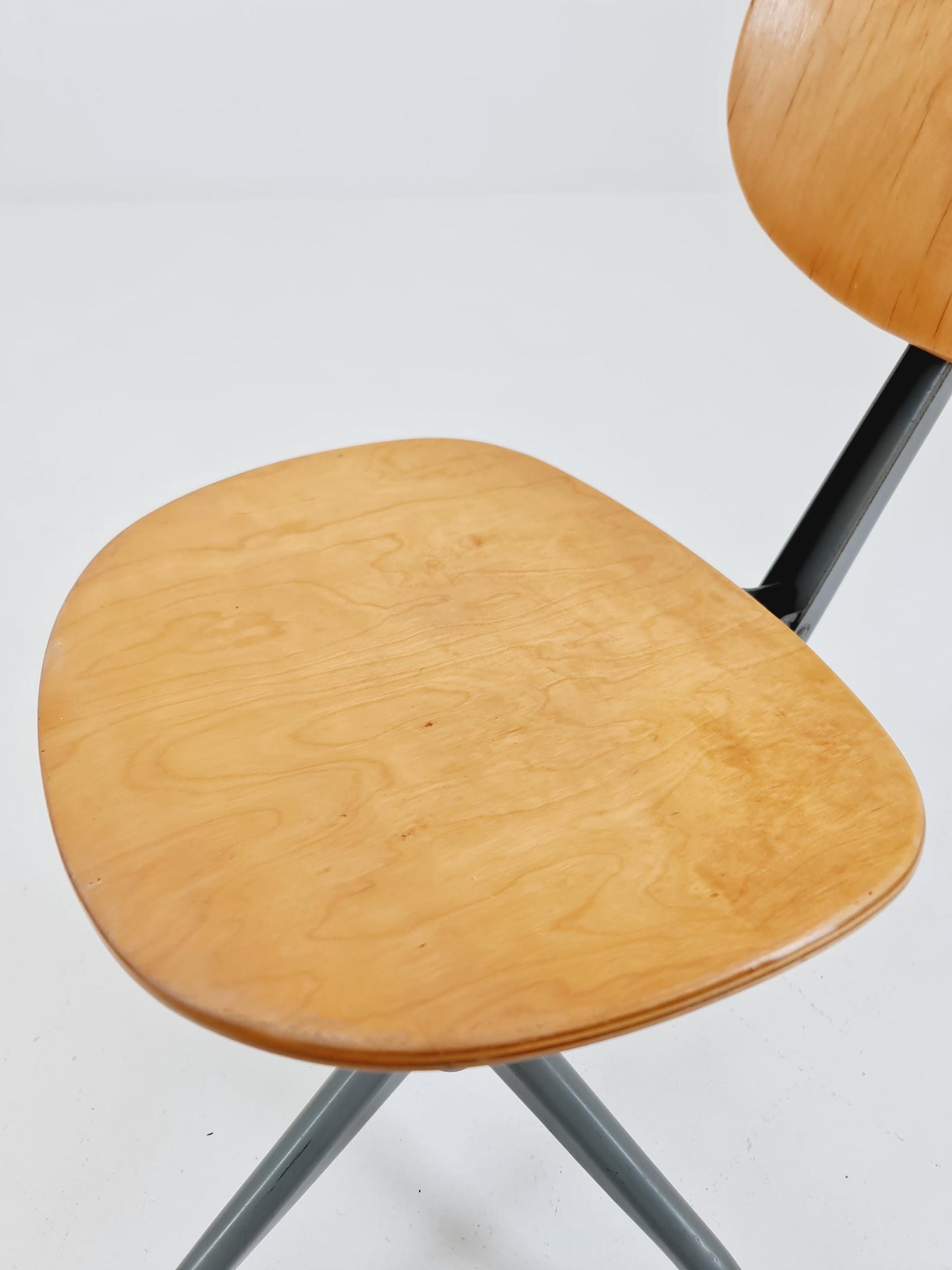 Bauhaus Swedish swivel office chair in solid wood By Verkstads Lindqvist Motala ,1930s