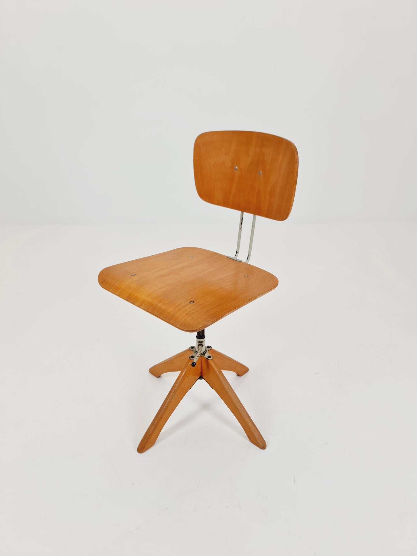 Bauhaus swivel office chair in solid wood By Margarete Klöber for Polster Gleich 1930s