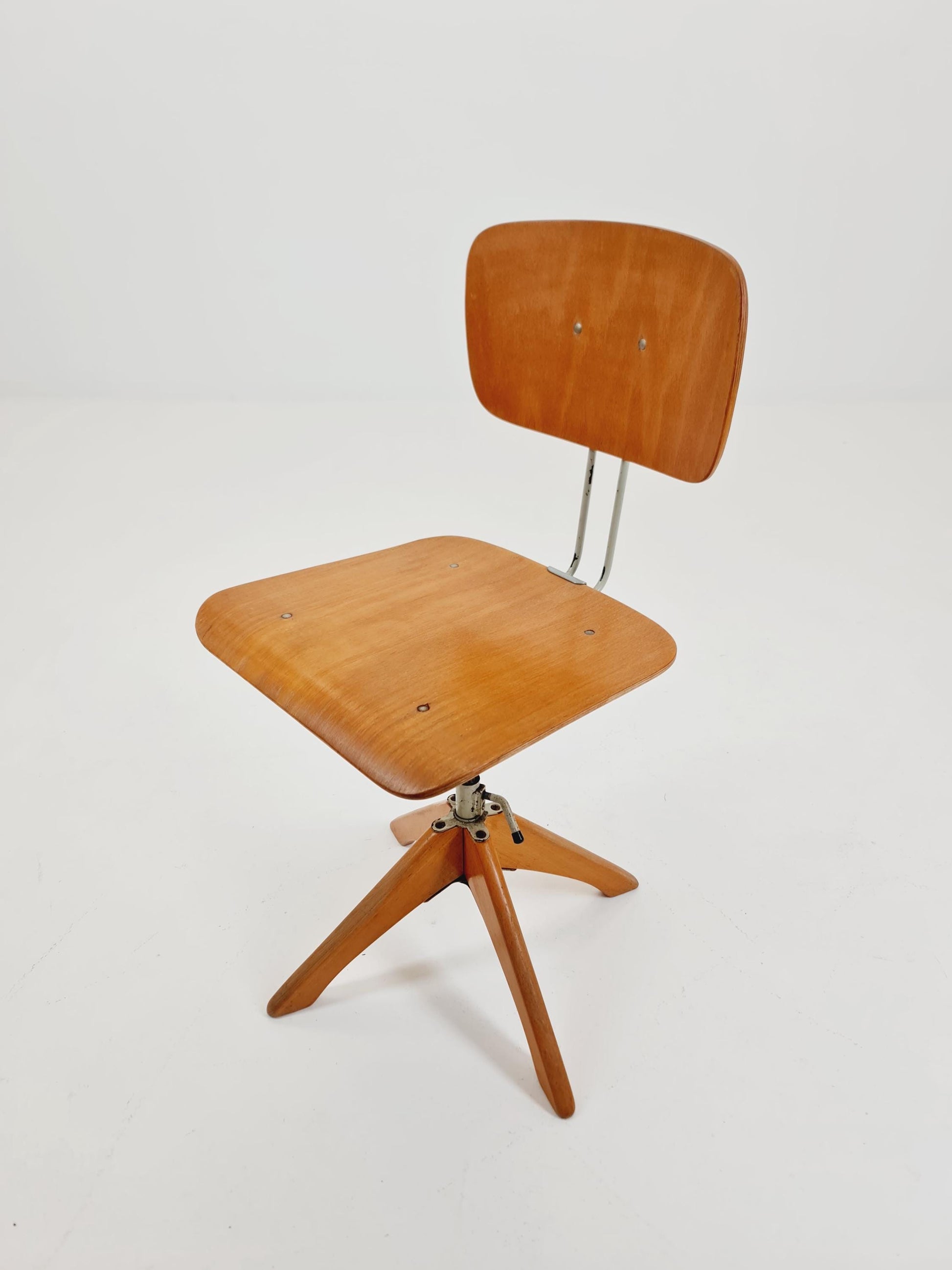 Bauhaus swivel office chair in solid wood By Margarete Klöber for Polster Gleich 1930s