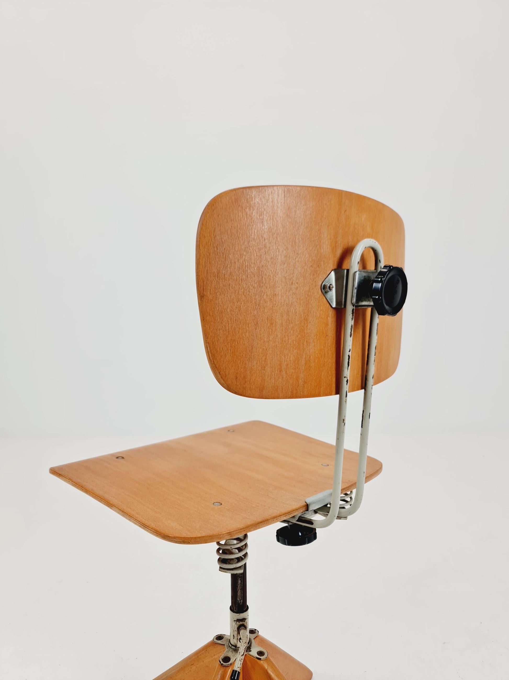 Bauhaus swivel office chair in solid wood By Margarete Klöber for Polster Gleich 1930s