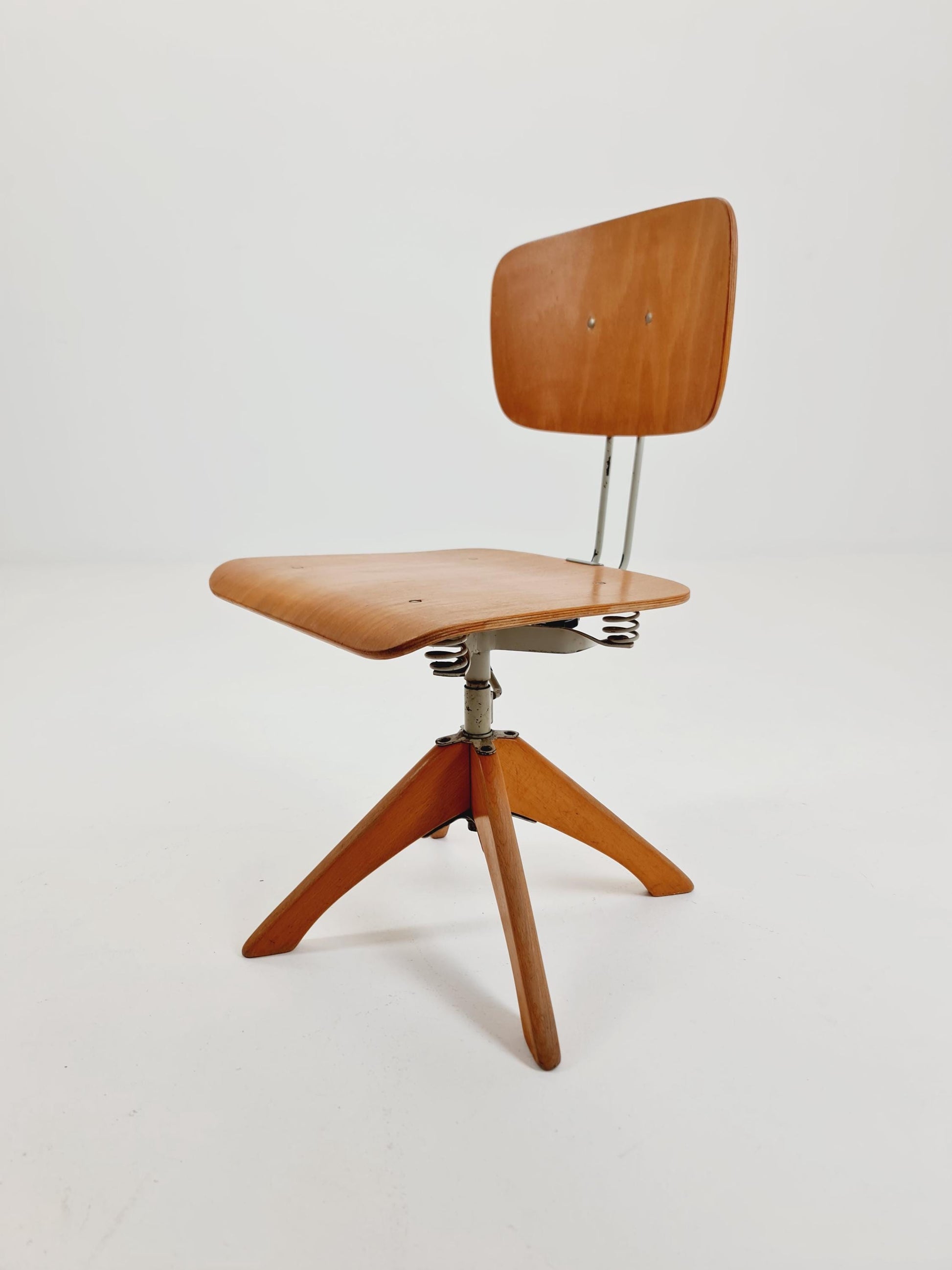 Bauhaus swivel office chair in solid wood By Margarete Klöber for Polster Gleich 1930s