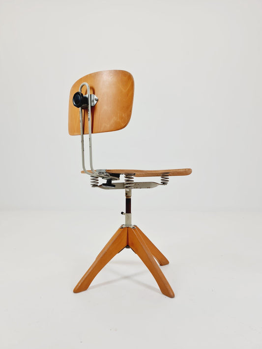 Bauhaus swivel office chair in solid wood By Margarete Klöber for Polster Gleich 1930s