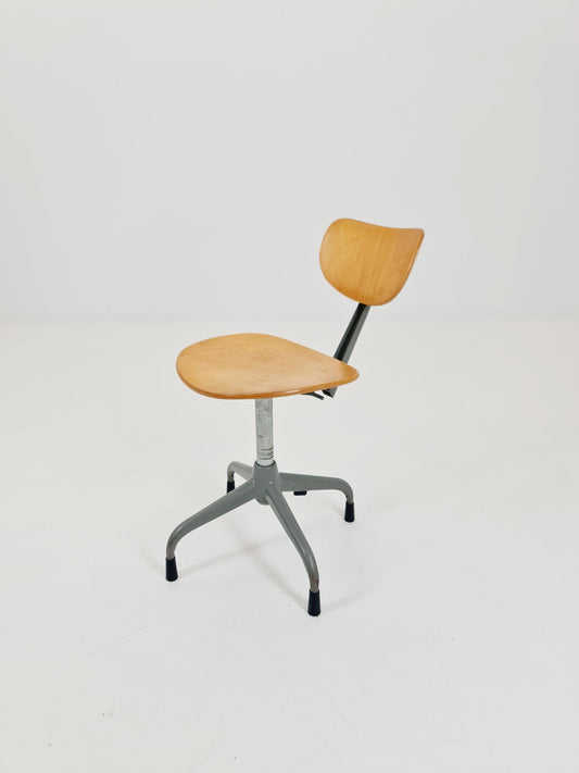 Bauhaus Swedish swivel office chair in solid wood By Verkstads Lindqvist Motala ,1930s