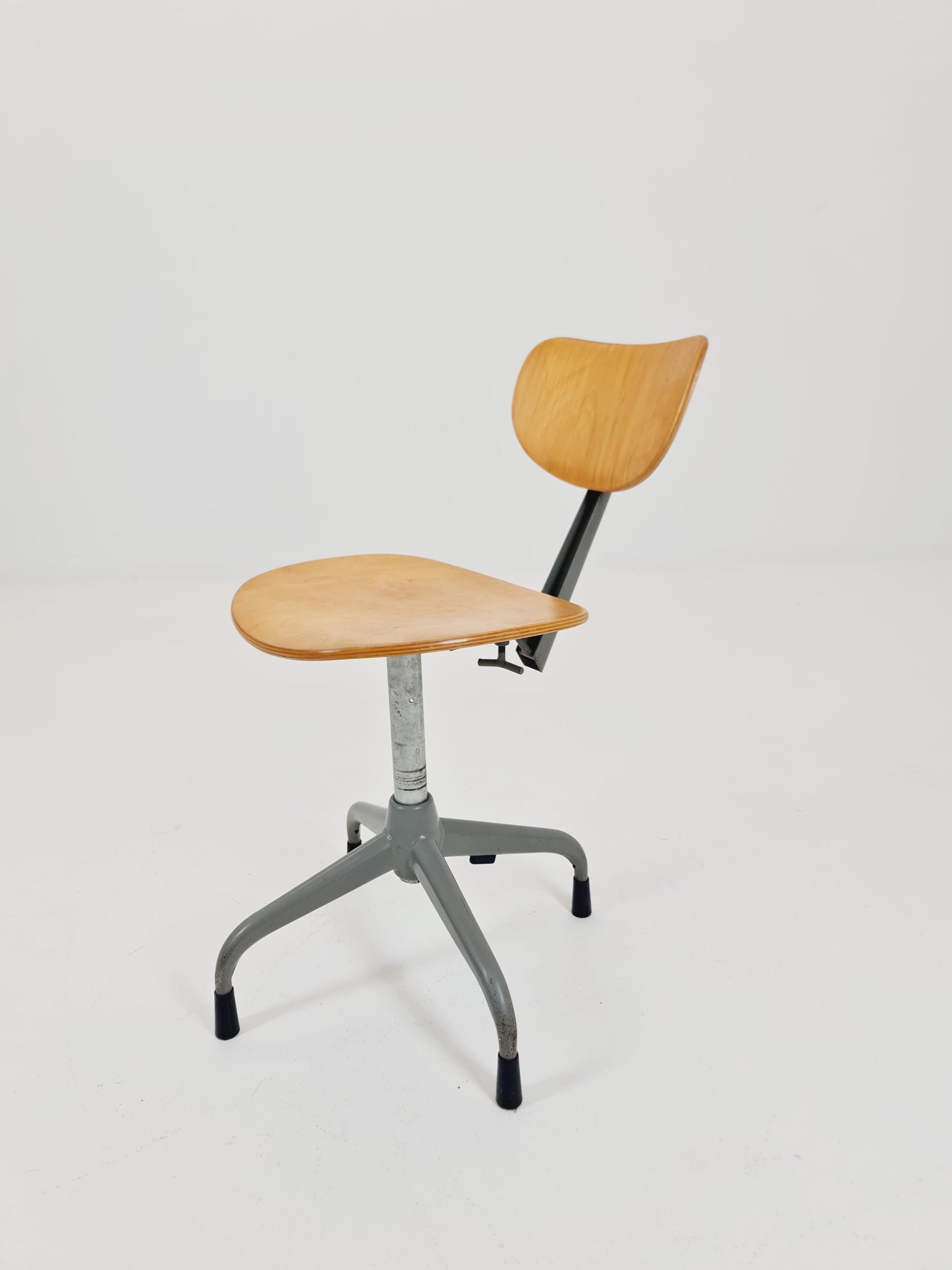 Bauhaus Swedish swivel office chair in solid wood By Verkstads Lindqvist Motala ,1930s