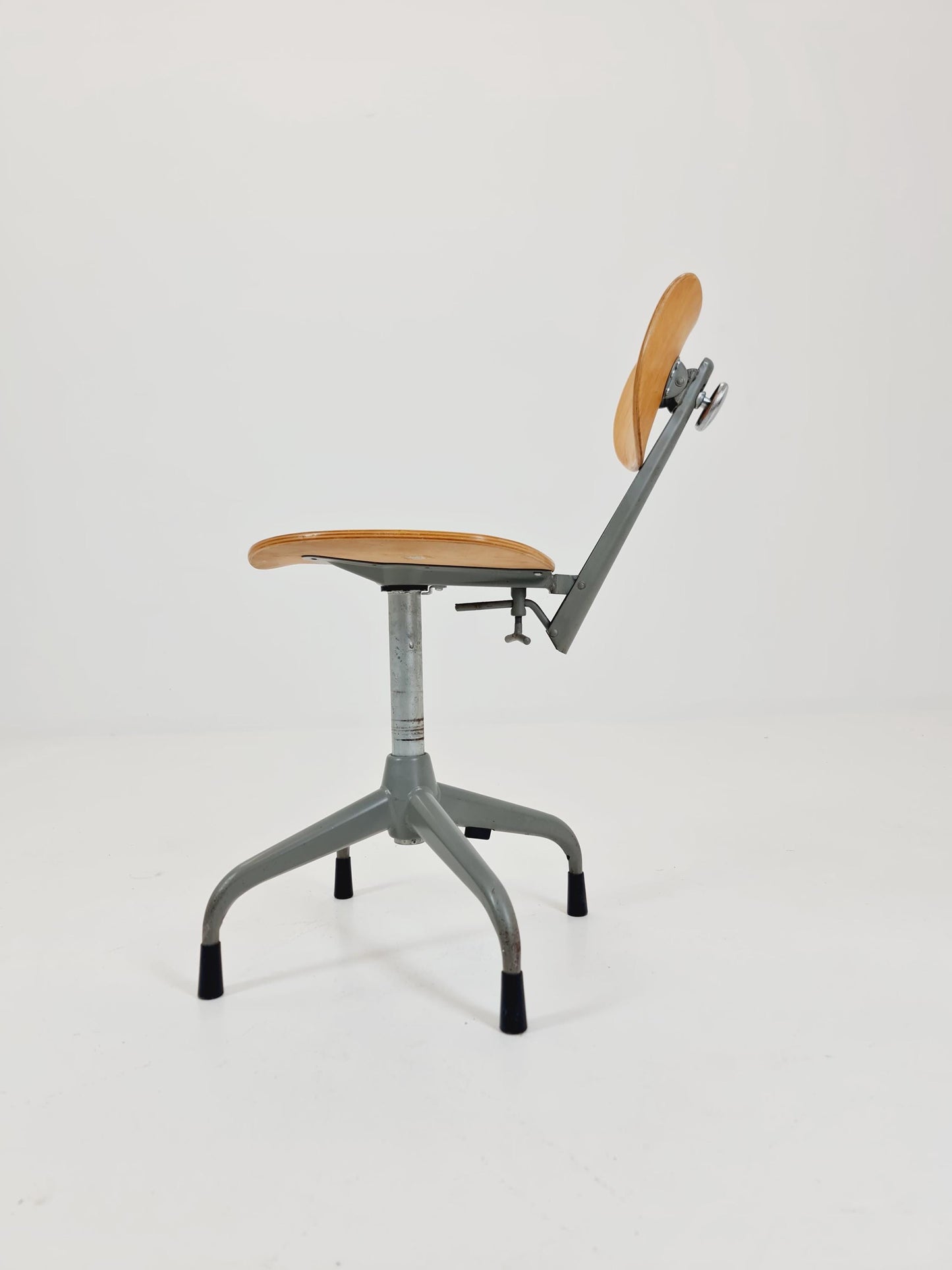 Bauhaus Swedish swivel office chair in solid wood By Verkstads Lindqvist Motala ,1930s