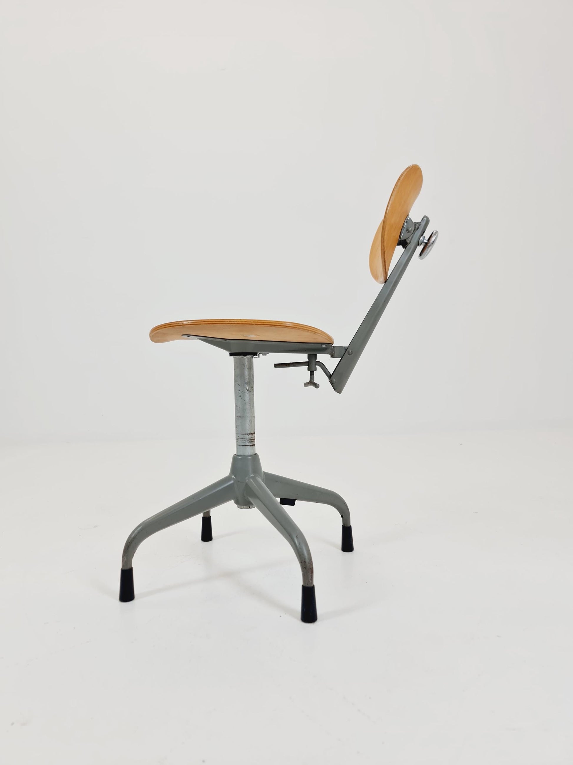 Bauhaus Swedish swivel office chair in solid wood By Verkstads Lindqvist Motala ,1930s