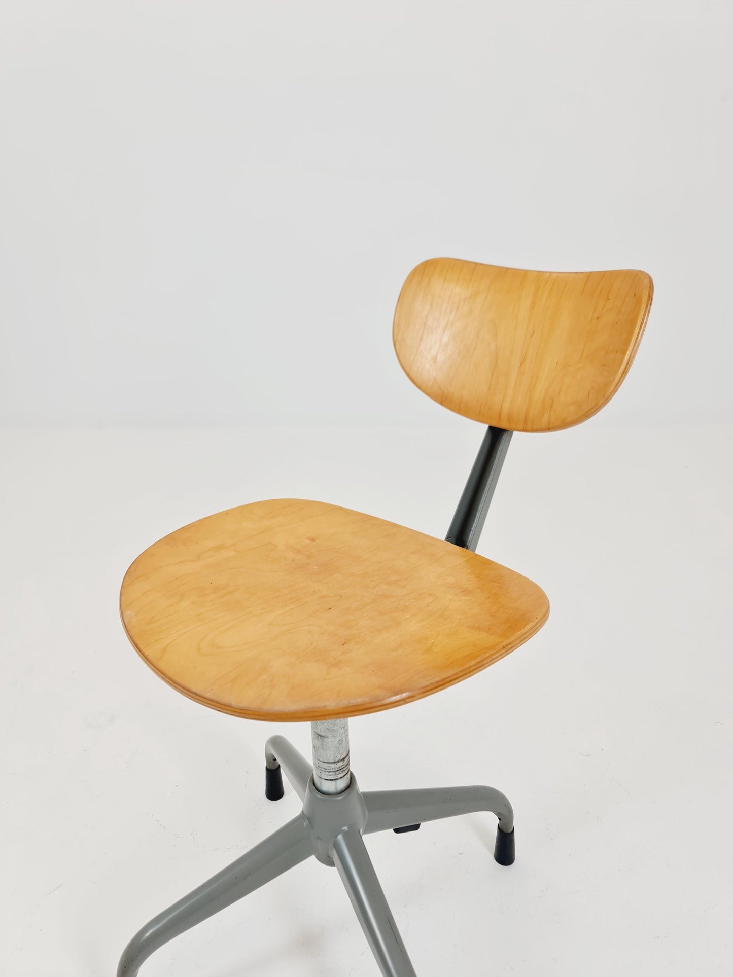 Bauhaus Swedish swivel office chair in solid wood By Verkstads Lindqvist Motala ,1930s