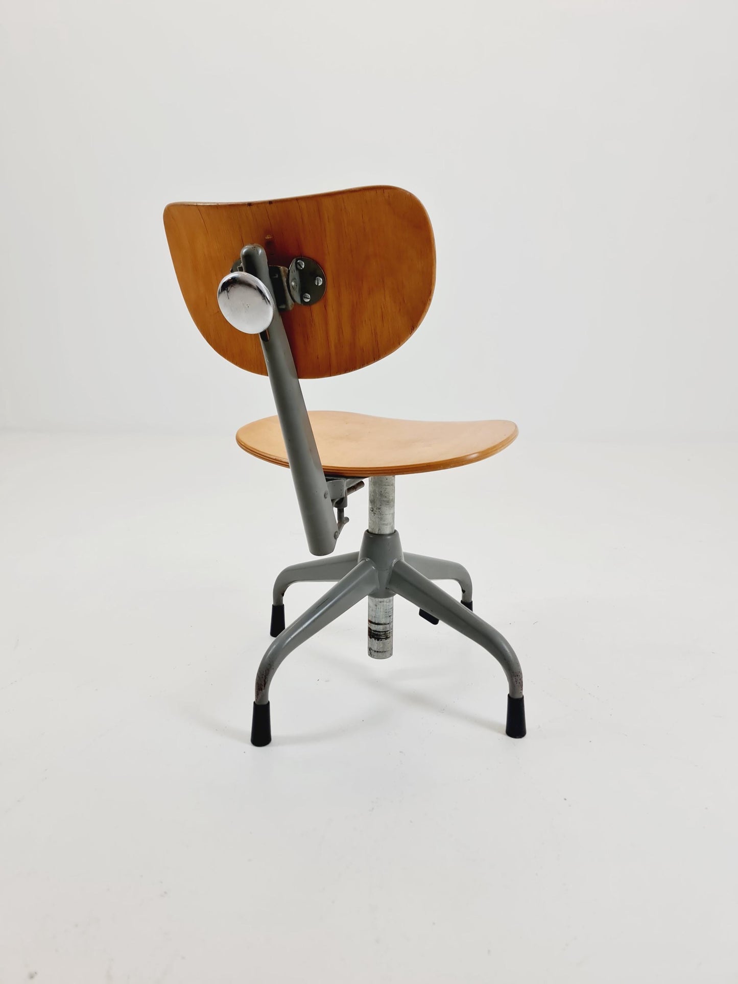 Bauhaus Swedish swivel office chair in solid wood By Verkstads Lindqvist Motala ,1930s