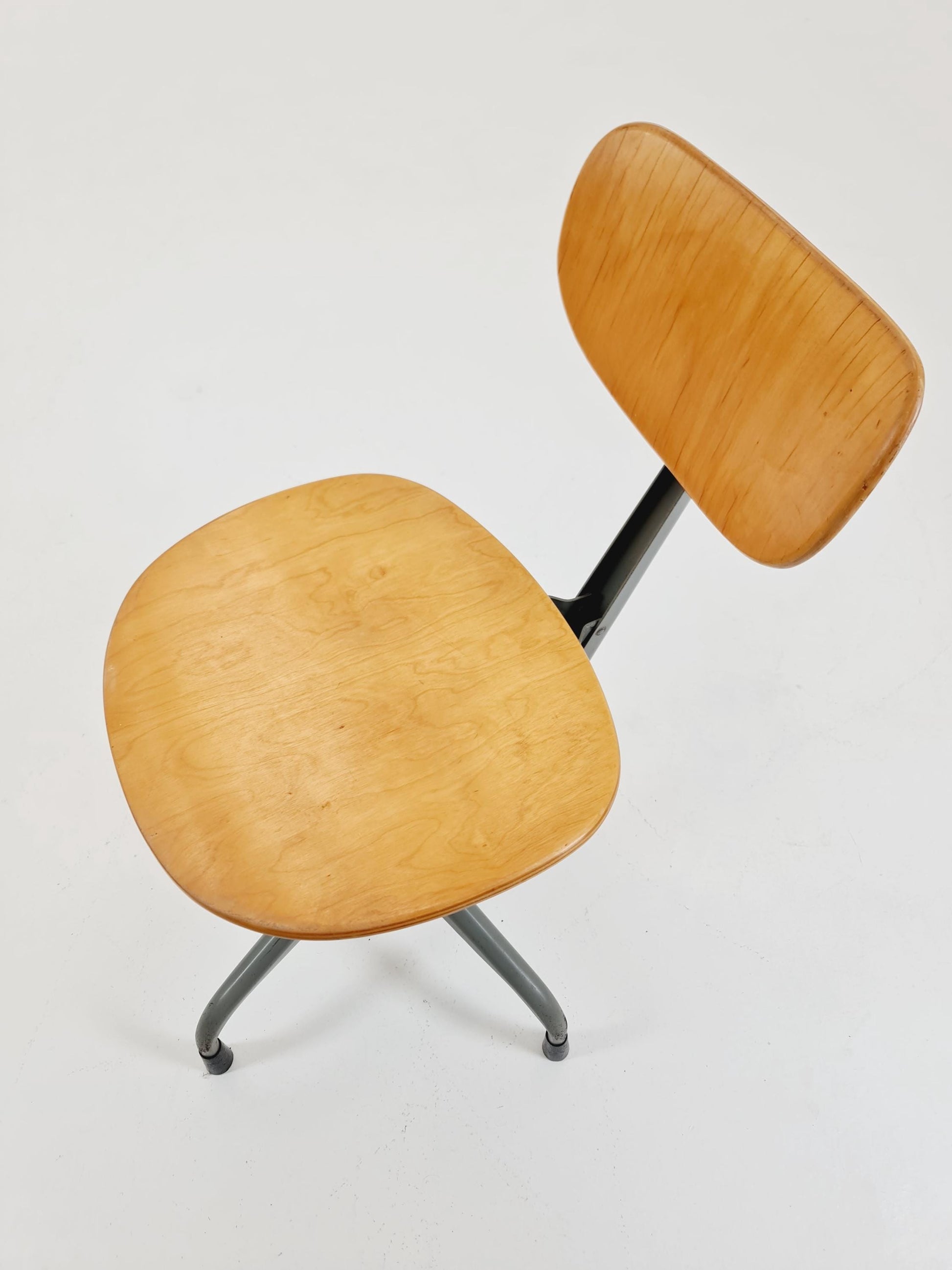 Bauhaus Swedish swivel office chair in solid wood By Verkstads Lindqvist Motala ,1930s
