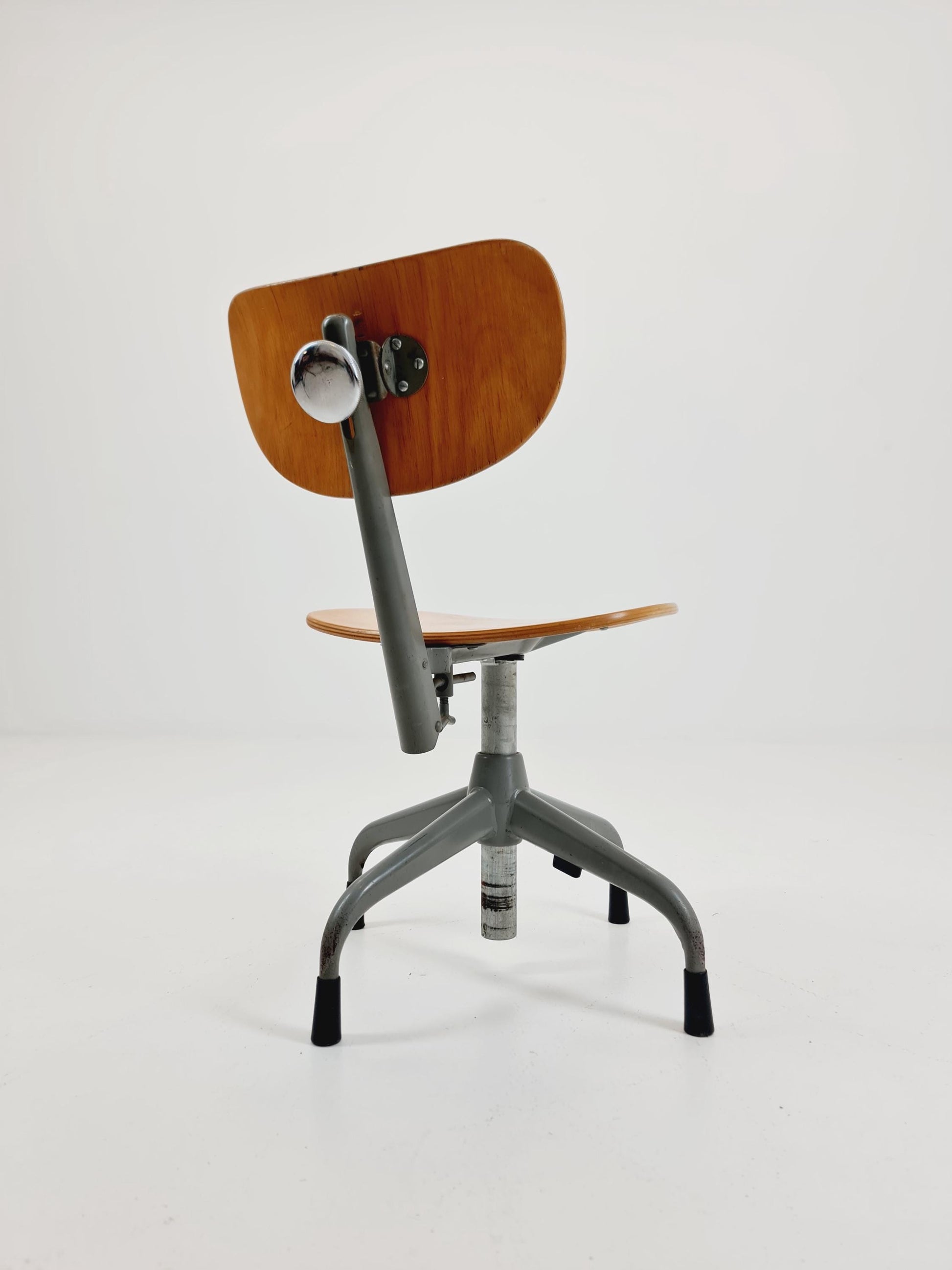 Bauhaus Swedish swivel office chair in solid wood By Verkstads Lindqvist Motala ,1930s