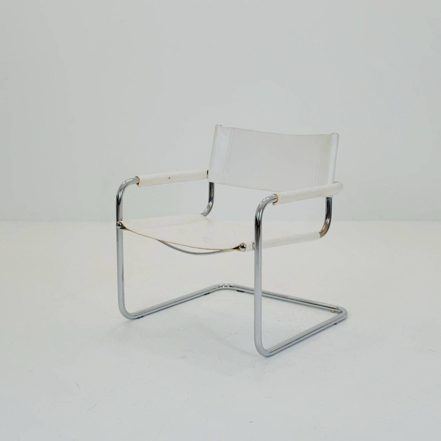 Mid-Century Bauhaus Cantilever Large Lounge Chair — white leather 1980s Italy 1980s