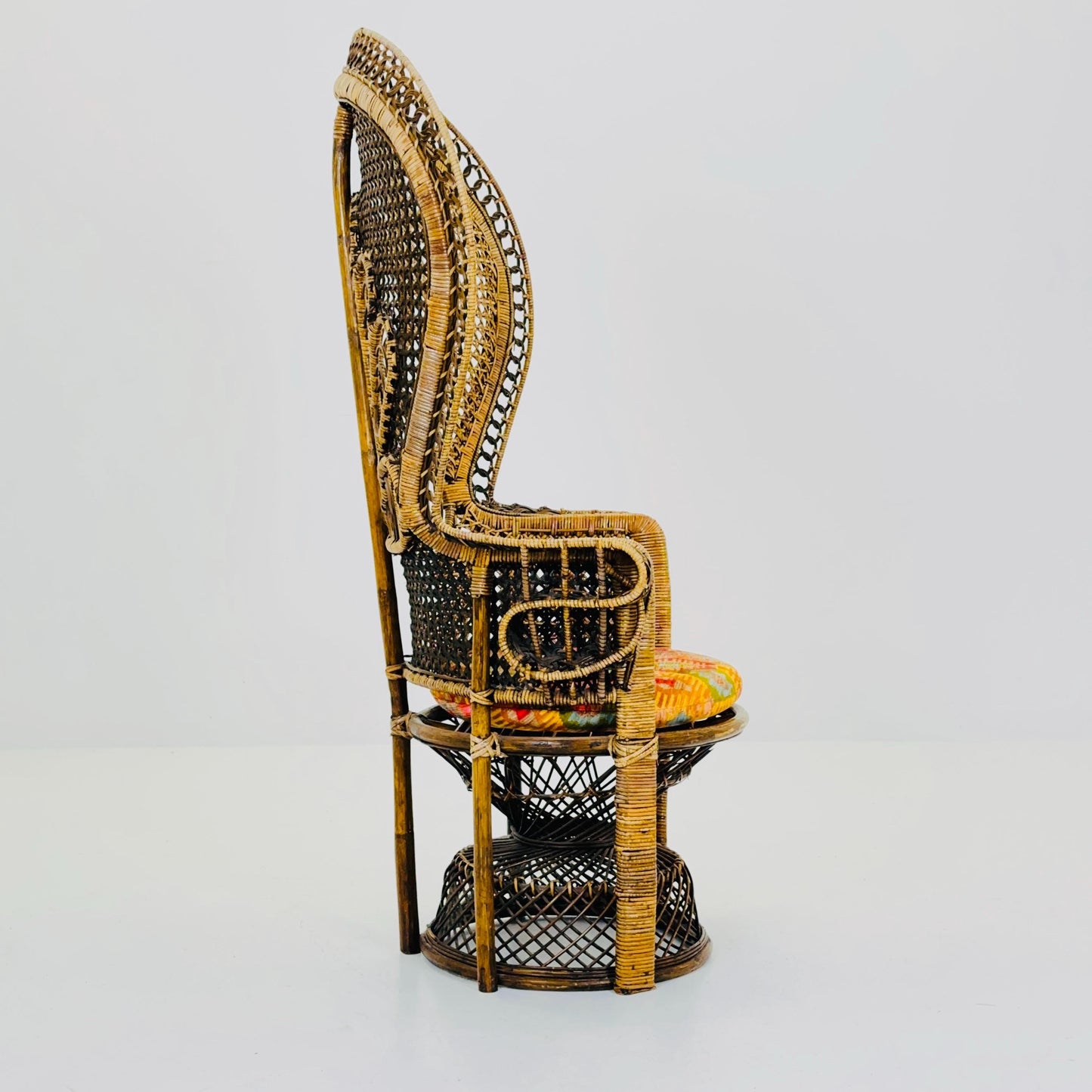 Mid century Classic Wicker Emmanuelle Peacock Chair 1960/70s