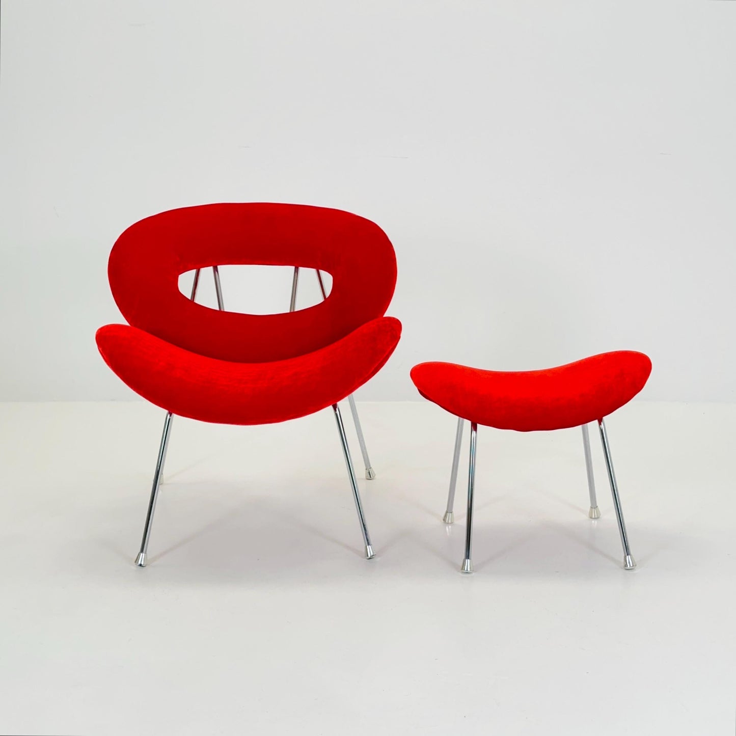 Set of 2 Mid century Pop art design armchairs - footstools set with red velvet pattern in Pierre Paulin style from Kare design 1980s