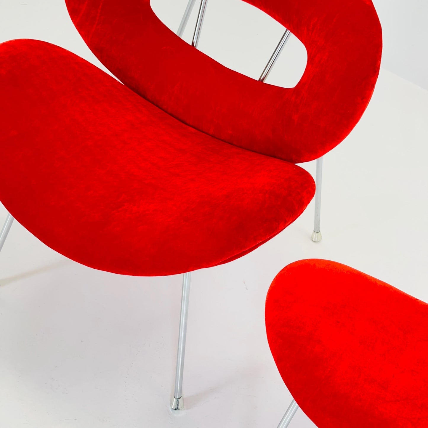 Set of 2 Mid century Pop art design armchairs - footstools set with red velvet pattern in Pierre Paulin style from Kare design 1980s