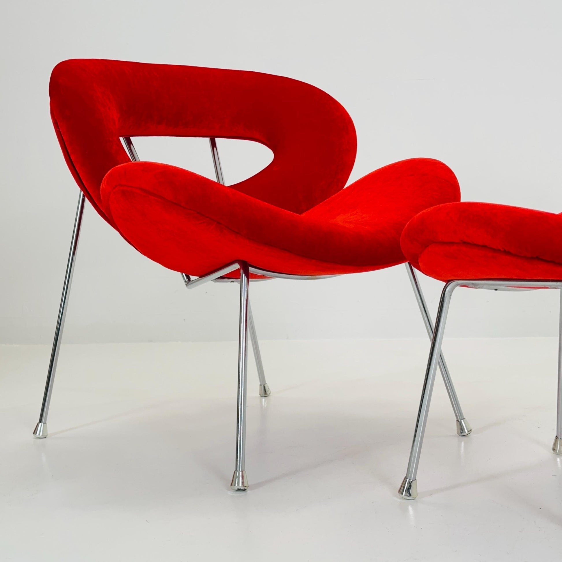 Set of 2 Mid century Pop art design armchairs - footstools set with red velvet pattern in Pierre Paulin style from Kare design 1980s